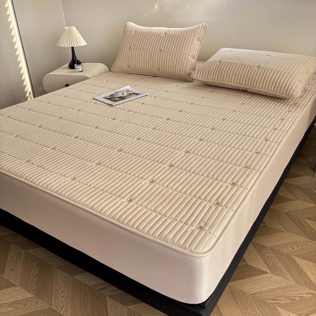 91家纺网 家纺一手货源 找家纺 居眠 2026新款三叶草刺绣夹棉防水床笠 三叶草-卡其色