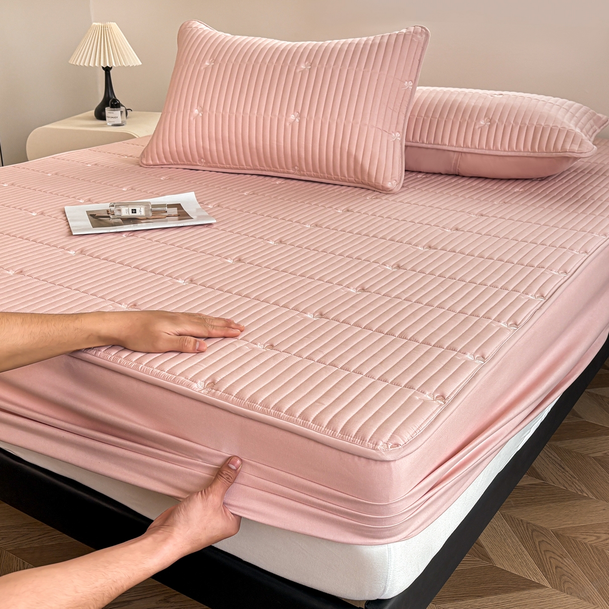 91家纺网 家纺一手货源 找家纺 居眠 2026新款三叶草刺绣夹棉防水床笠 三叶草-粉色