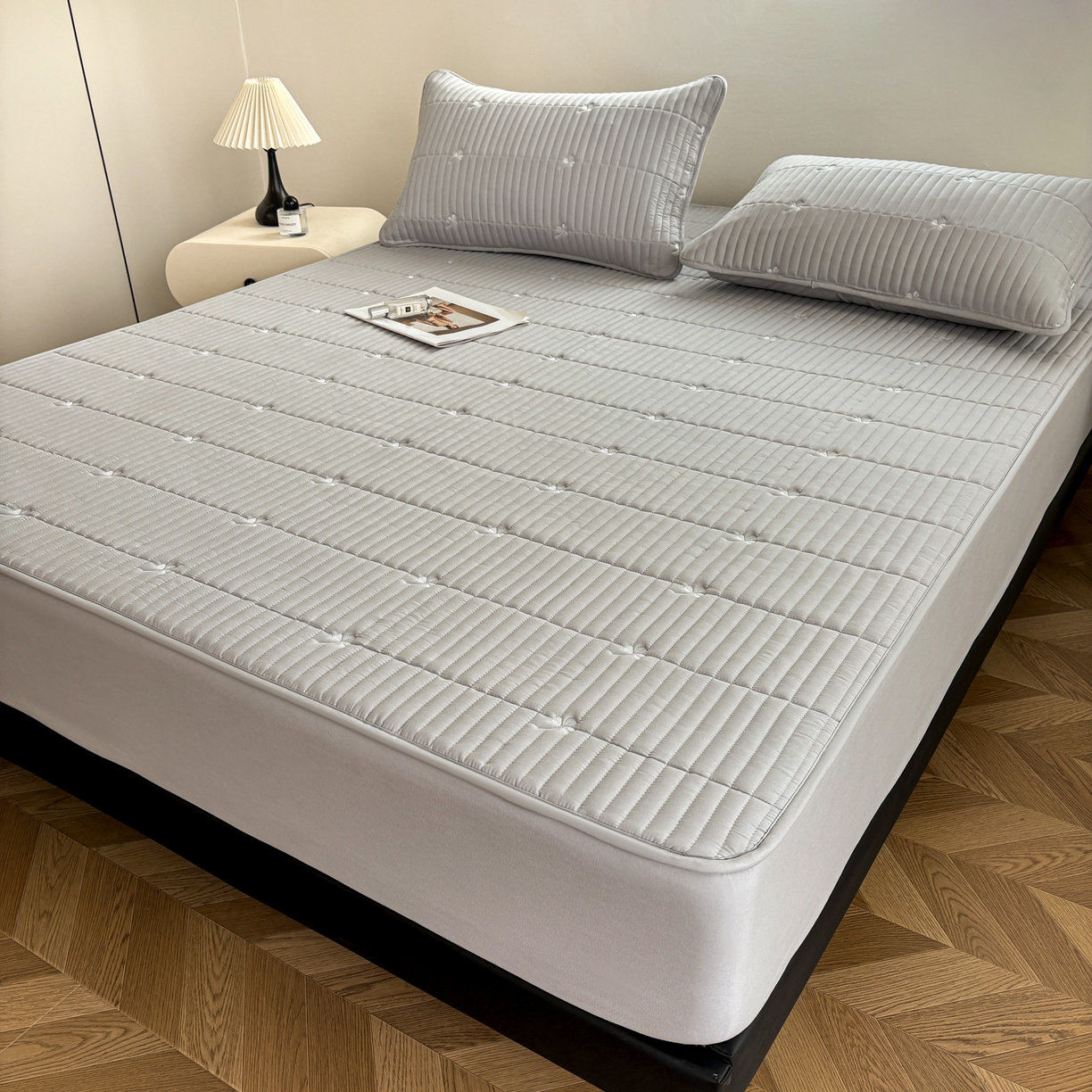 91家纺网 家纺一手货源 找家纺 居眠 2026新款三叶草刺绣夹棉防水床笠 三叶草-灰色