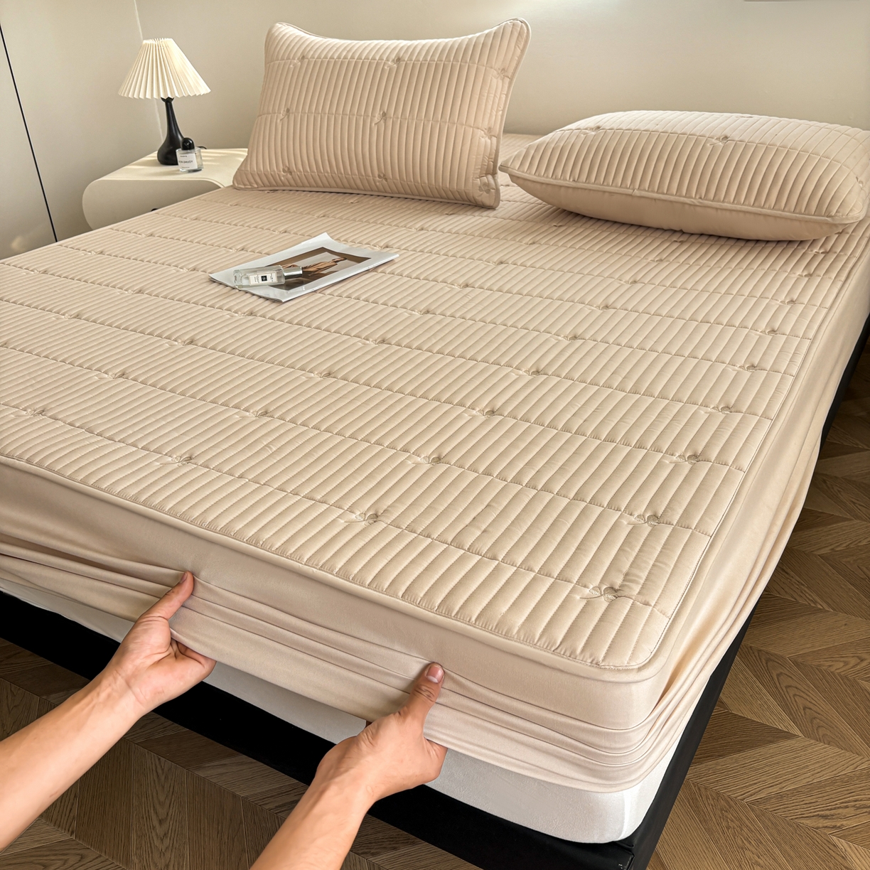 91家纺网 家纺一手货源 找家纺 居眠 2026新款三叶草刺绣夹棉防水床笠 三叶草-卡其色