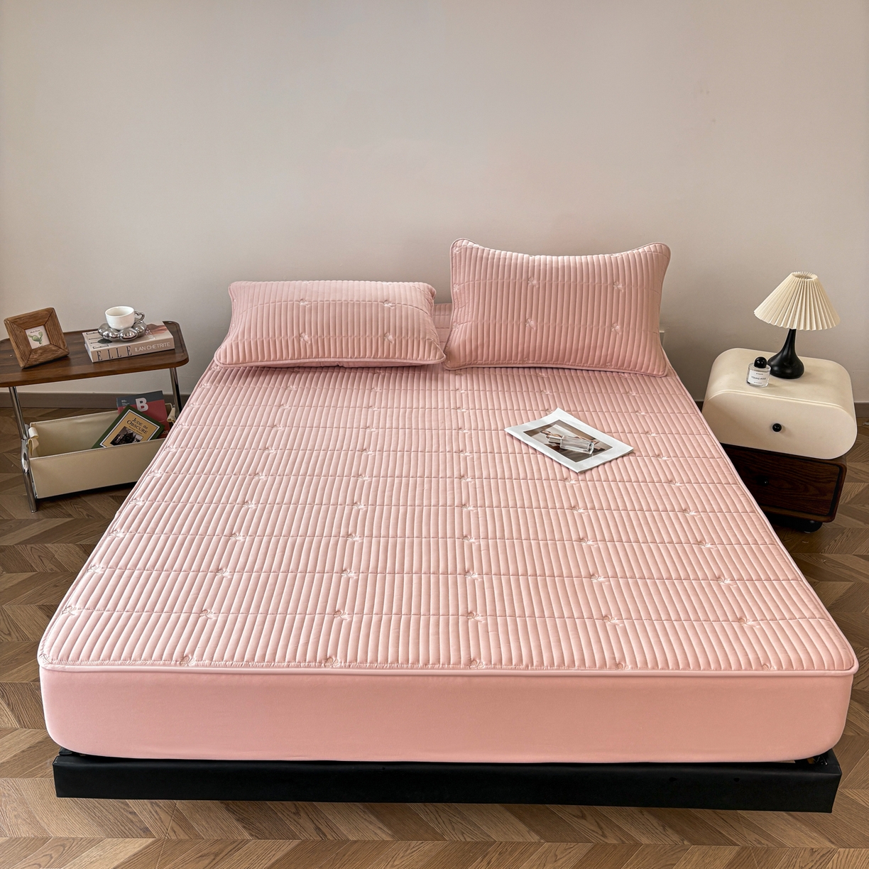 91家纺网 家纺一手货源 找家纺 居眠 2026新款三叶草刺绣夹棉防水床笠 三叶草-粉色