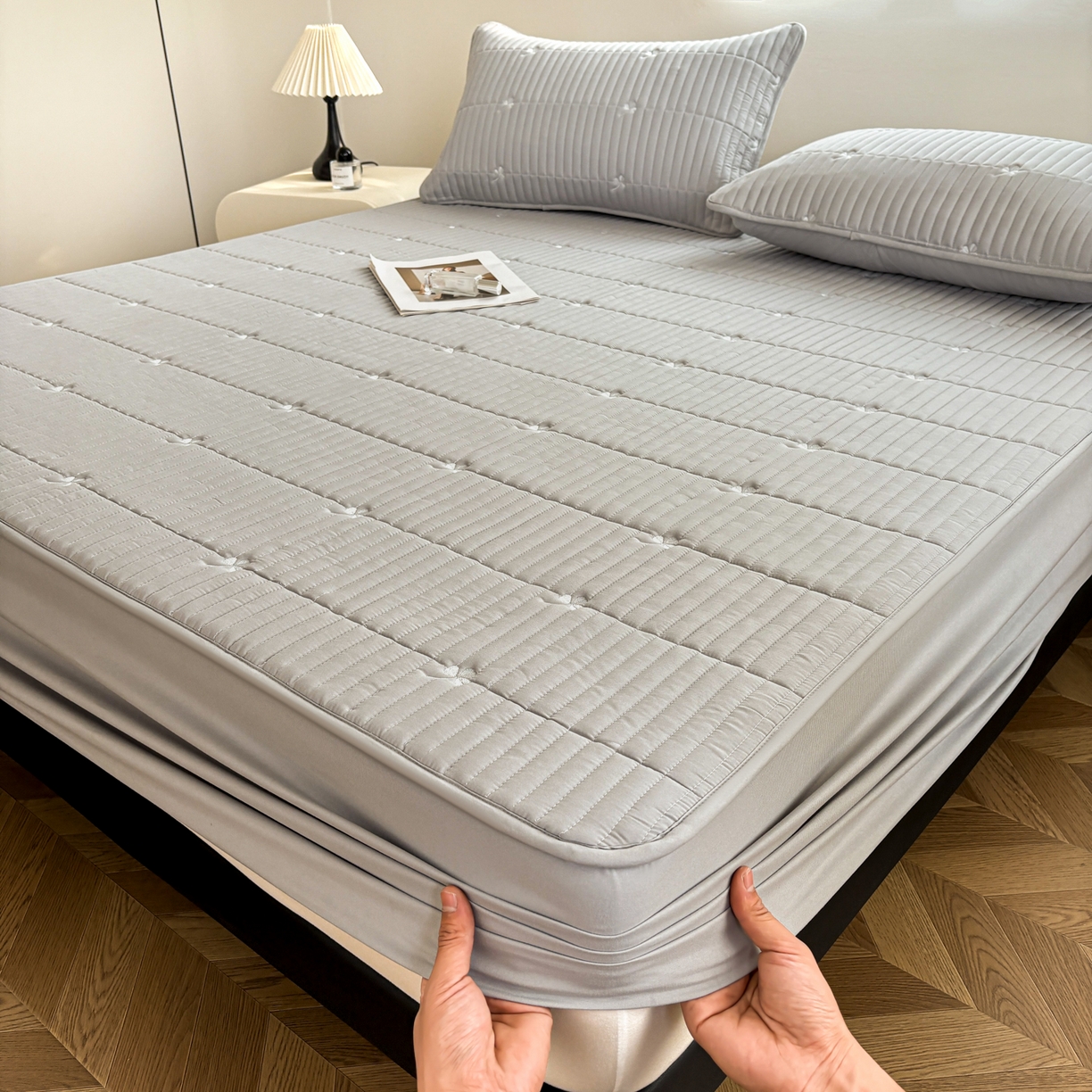 91家纺网 家纺一手货源 找家纺 居眠 2026新款三叶草刺绣夹棉防水床笠 三叶草-灰色