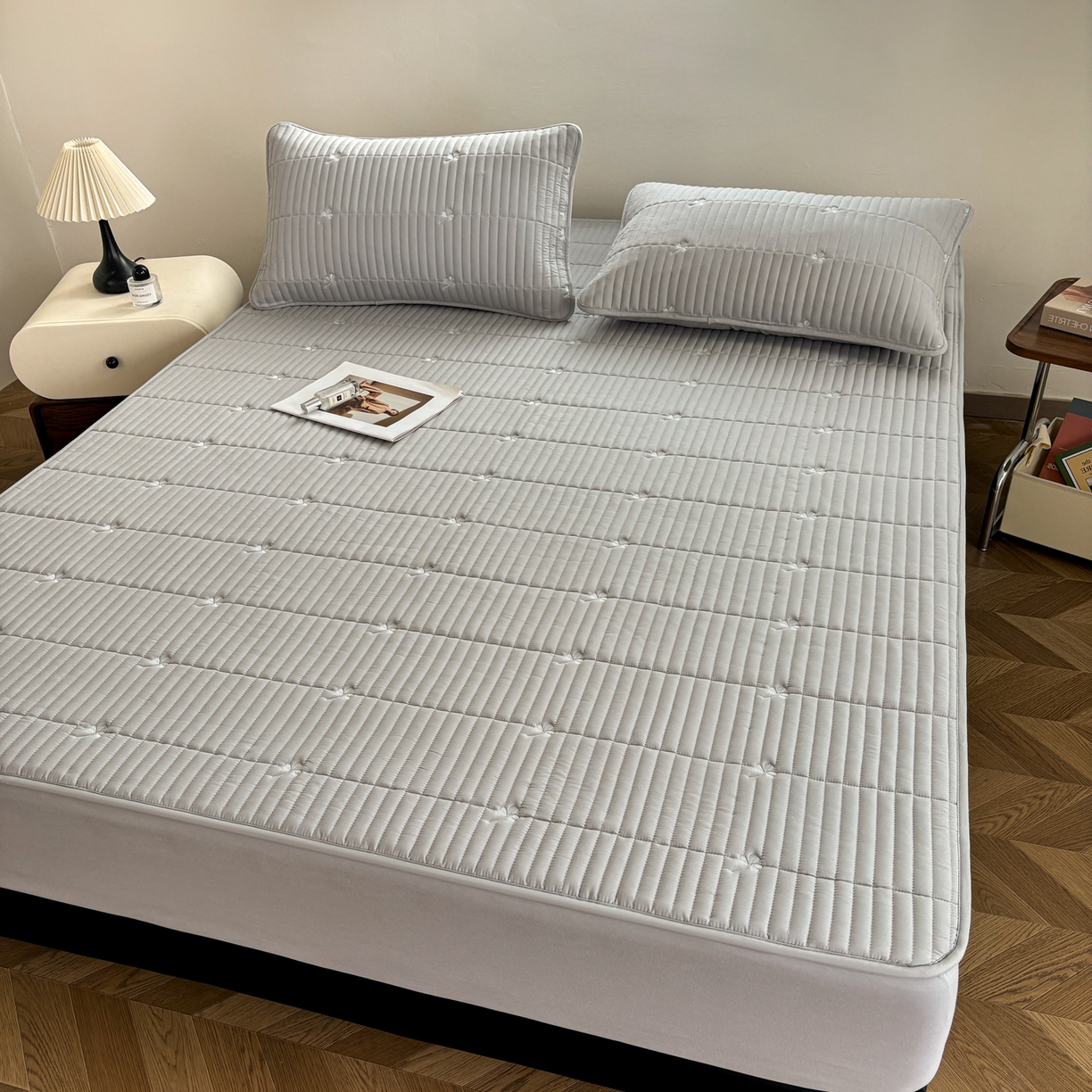 91家纺网 家纺一手货源 找家纺 居眠 2026新款三叶草刺绣夹棉防水床笠 三叶草-灰色