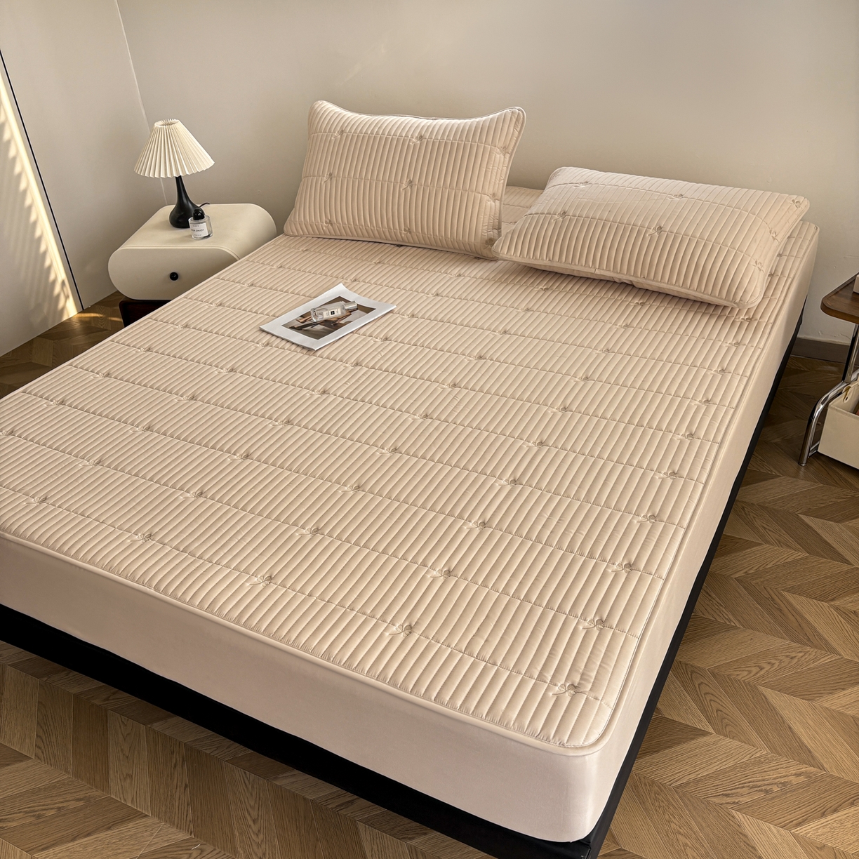 91家纺网 家纺一手货源 找家纺 居眠 2026新款三叶草刺绣夹棉防水床笠 三叶草-卡其色