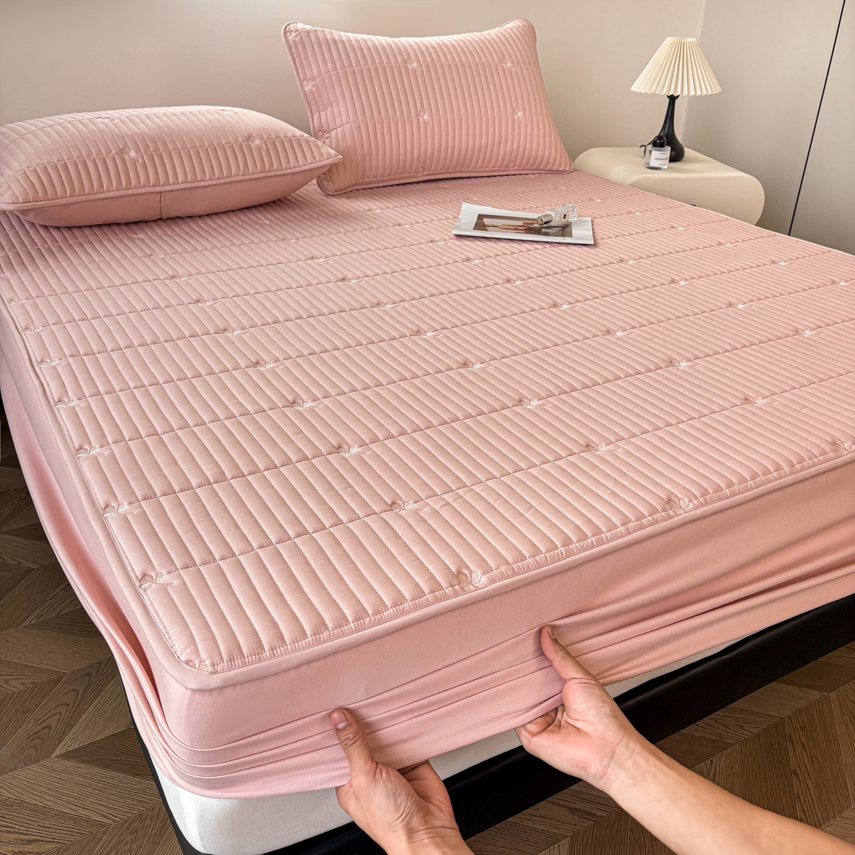 91家纺网 家纺一手货源 找家纺 居眠 2026新款三叶草刺绣夹棉防水床笠 三叶草-粉色