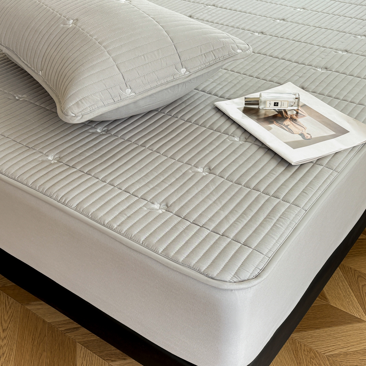 91家纺网 家纺一手货源 找家纺 居眠 2026新款三叶草刺绣夹棉防水床笠 三叶草-灰色