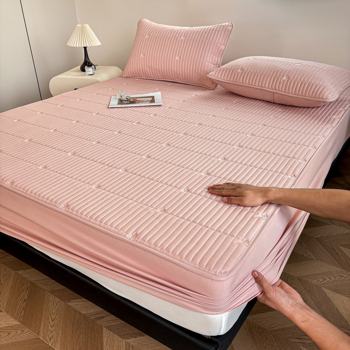 91家纺网 家纺一手货源 找家纺 居眠 2026新款三叶草刺绣夹棉防水床笠 三叶草-粉色