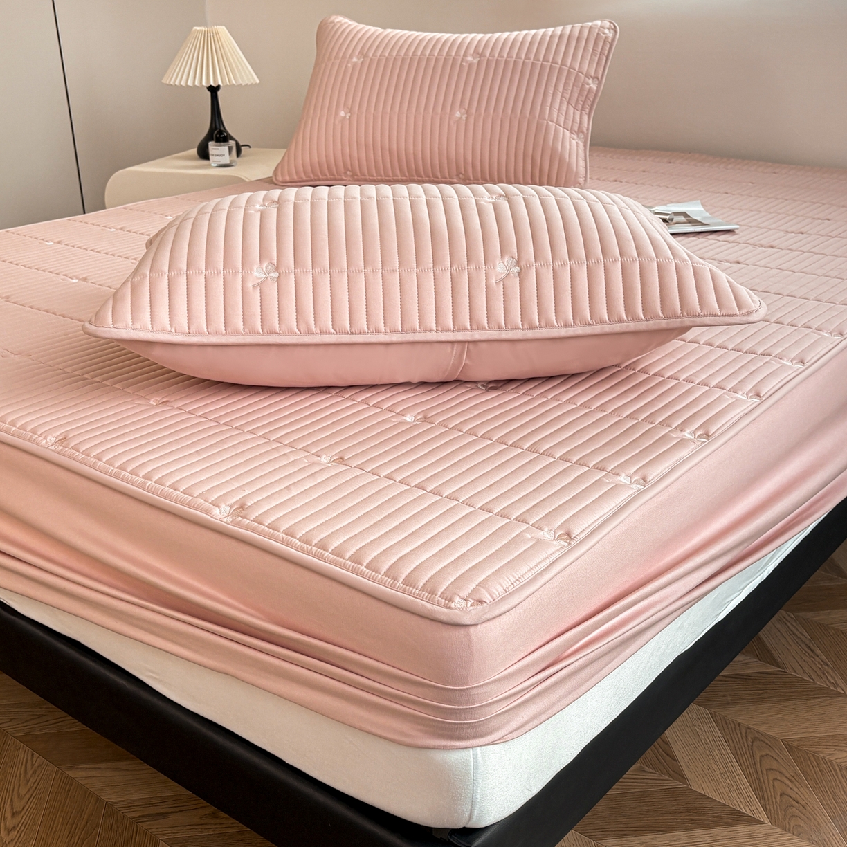 91家纺网 家纺一手货源 找家纺 居眠 2026新款三叶草刺绣夹棉防水床笠 三叶草-粉色