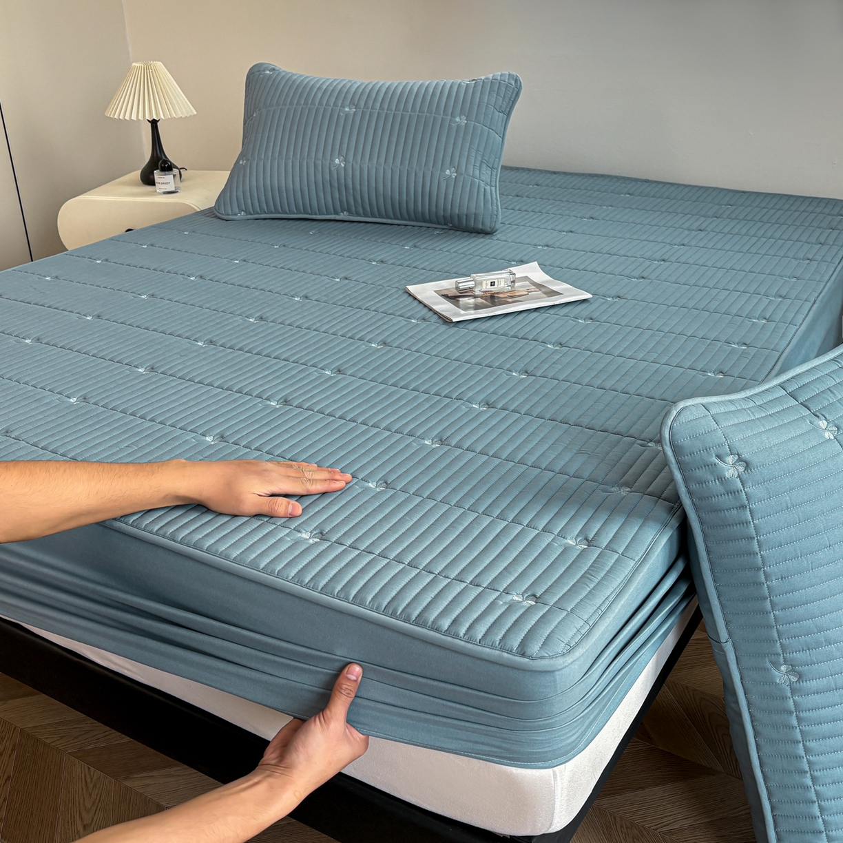 91家纺网 家纺一手货源 找家纺 居眠 2026新款三叶草刺绣夹棉防水床笠 三叶草-蓝色