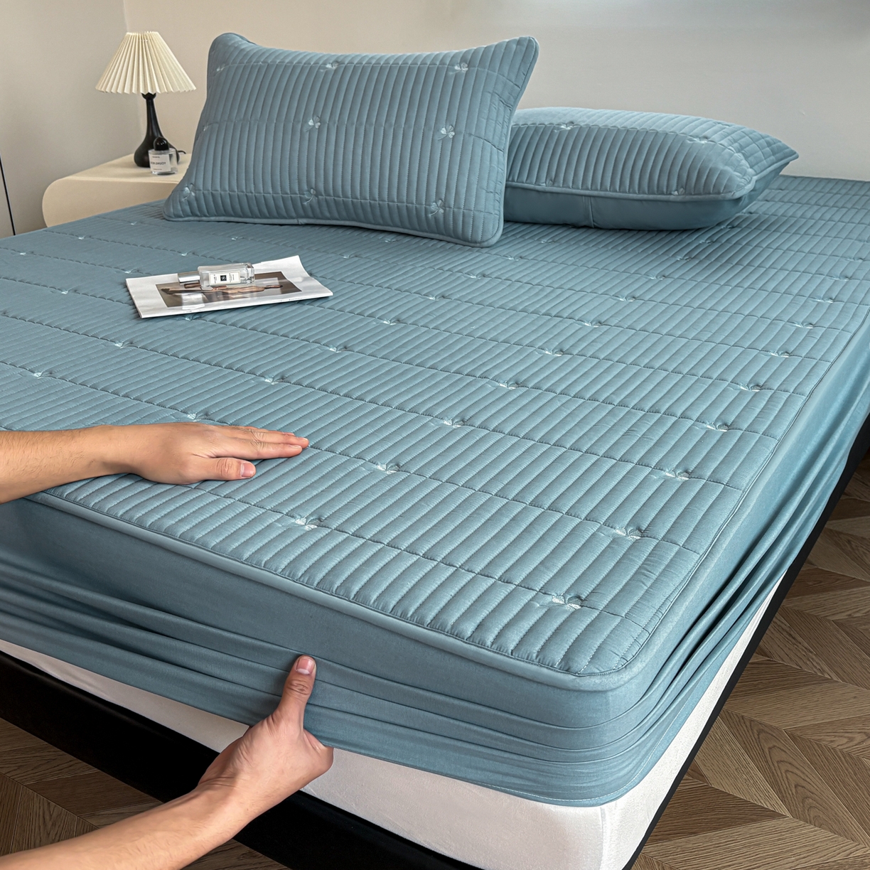 91家纺网 家纺一手货源 找家纺 居眠 2026新款三叶草刺绣夹棉防水床笠 三叶草-蓝色