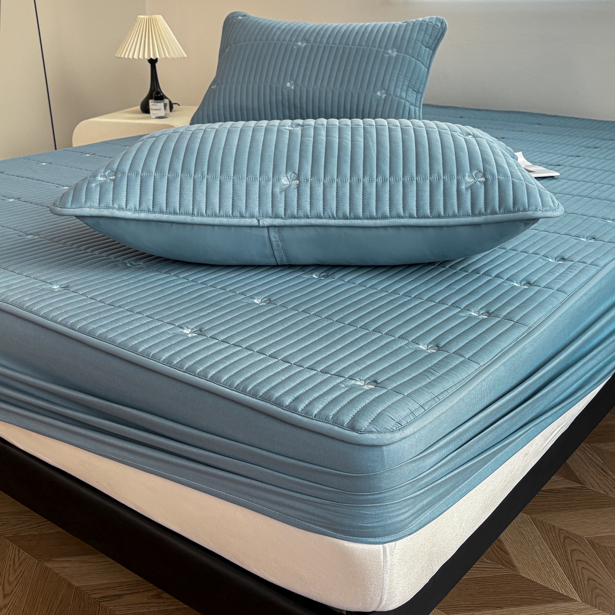 91家纺网 家纺一手货源 找家纺 居眠 2026新款三叶草刺绣夹棉防水床笠 三叶草-蓝色