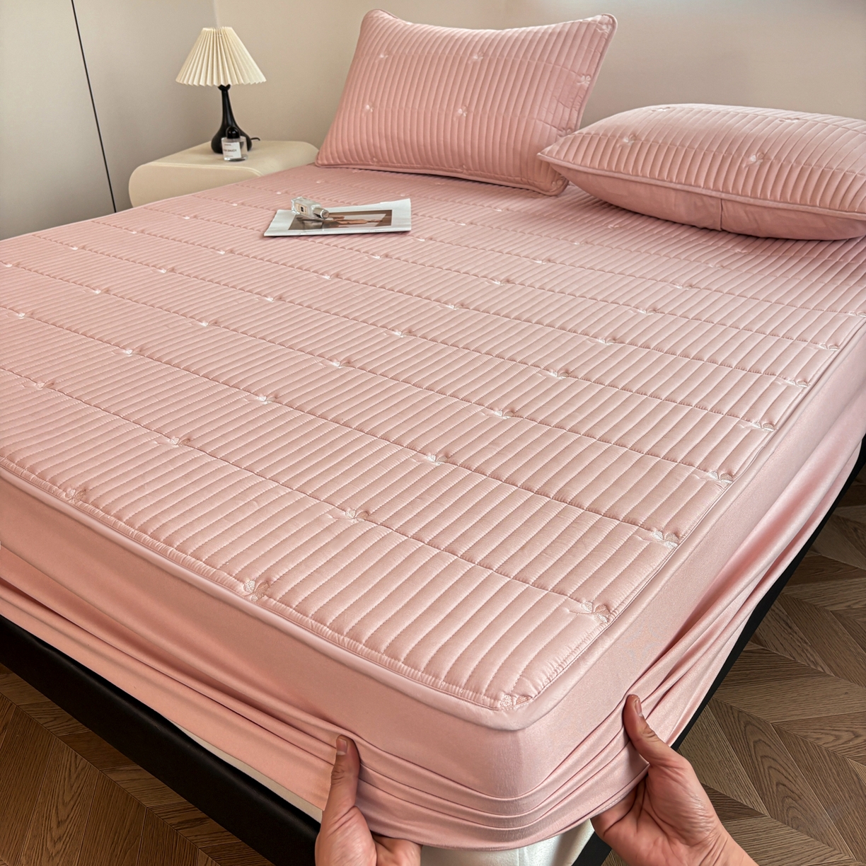 91家纺网 家纺一手货源 找家纺 居眠 2026新款三叶草刺绣夹棉防水床笠 三叶草-粉色