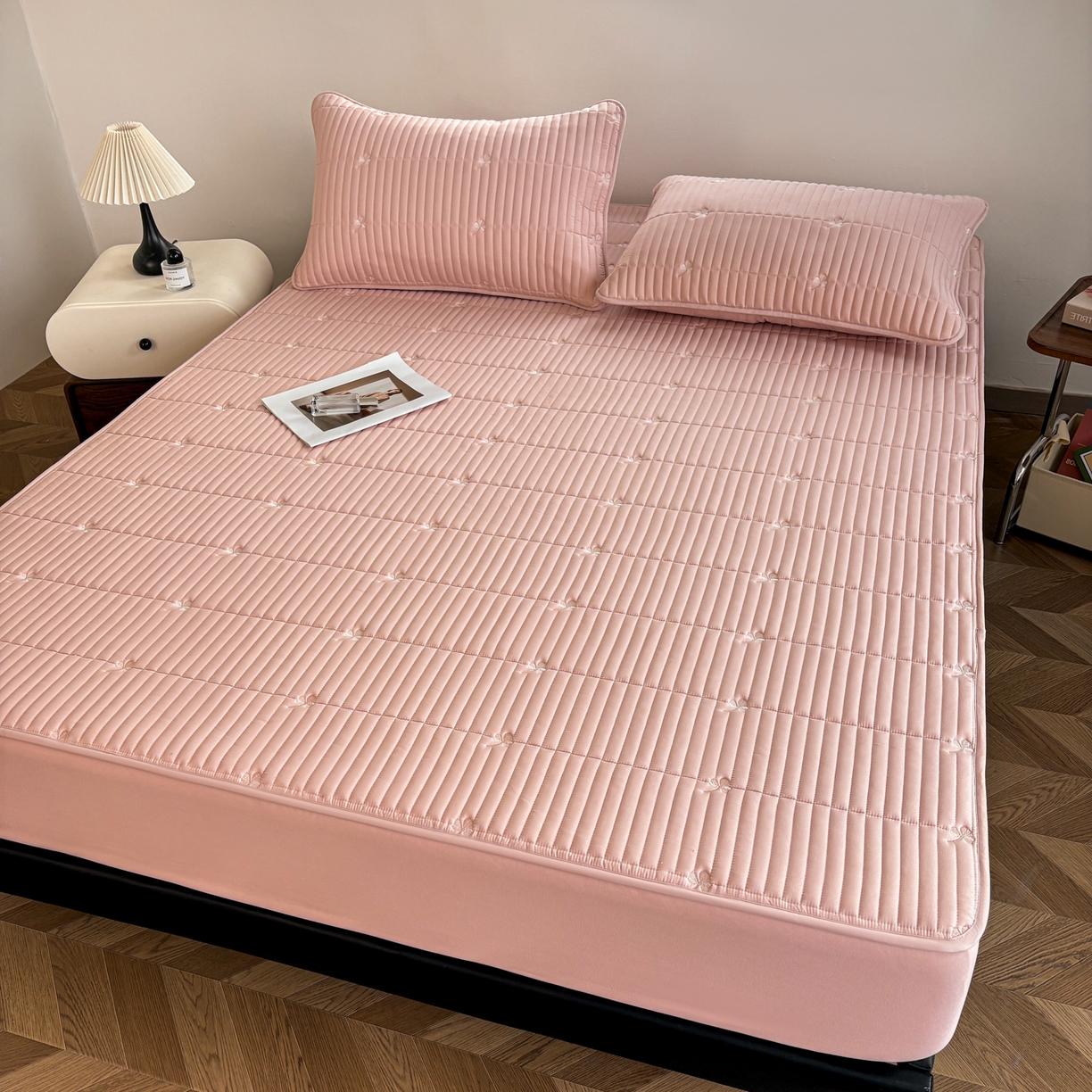 91家纺网 家纺一手货源 找家纺 居眠 2026新款三叶草刺绣夹棉防水床笠 三叶草-粉色