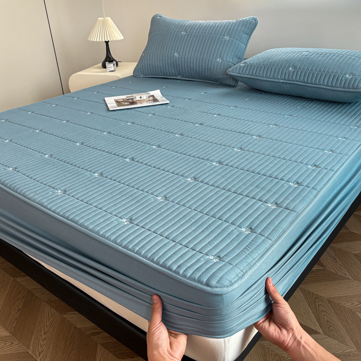 91家纺网 家纺一手货源 找家纺 居眠 2026新款三叶草刺绣夹棉防水床笠 三叶草-蓝色