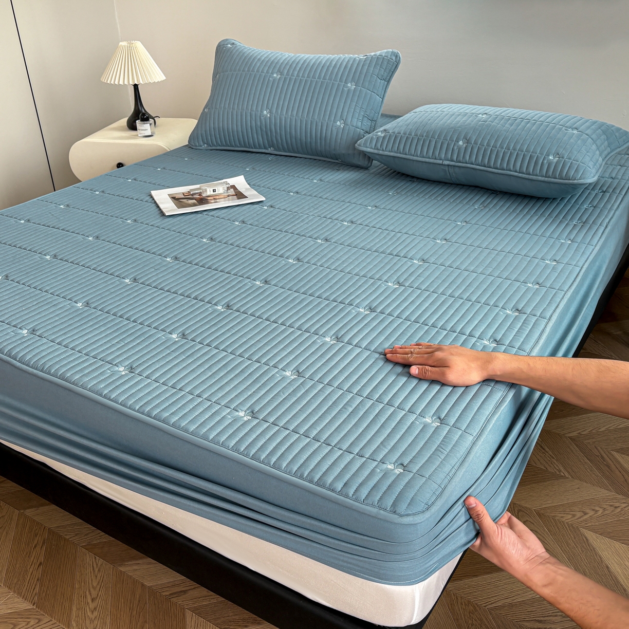 91家纺网 家纺一手货源 找家纺 居眠 2026新款三叶草刺绣夹棉防水床笠 三叶草-蓝色