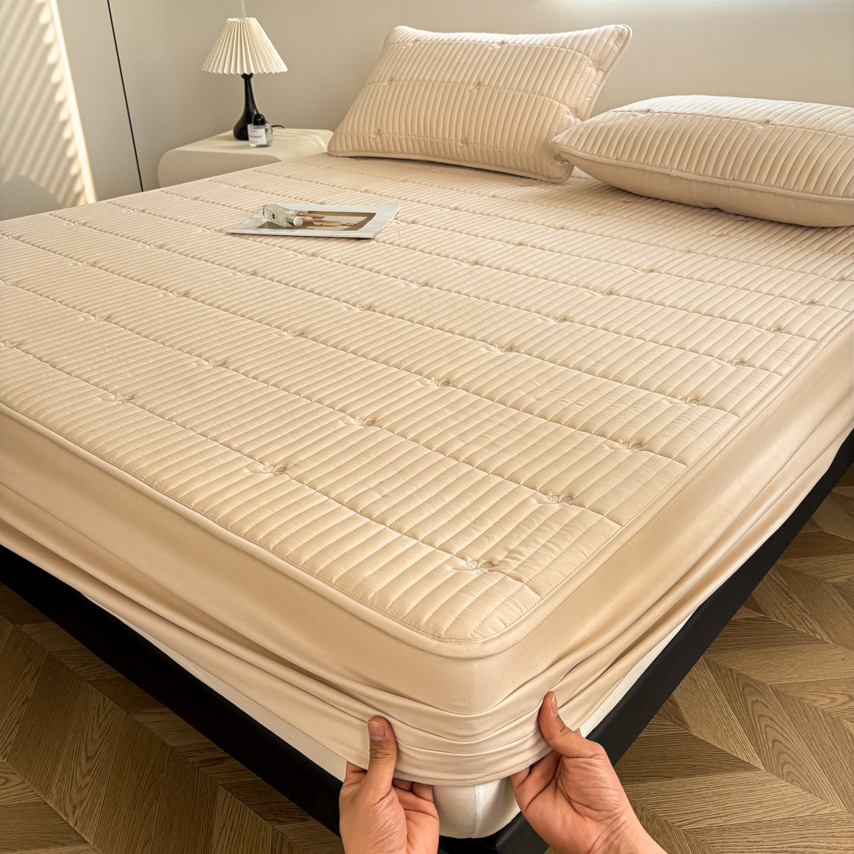 91家纺网 家纺一手货源 找家纺 居眠 2026新款三叶草刺绣夹棉防水床笠 三叶草-卡其色