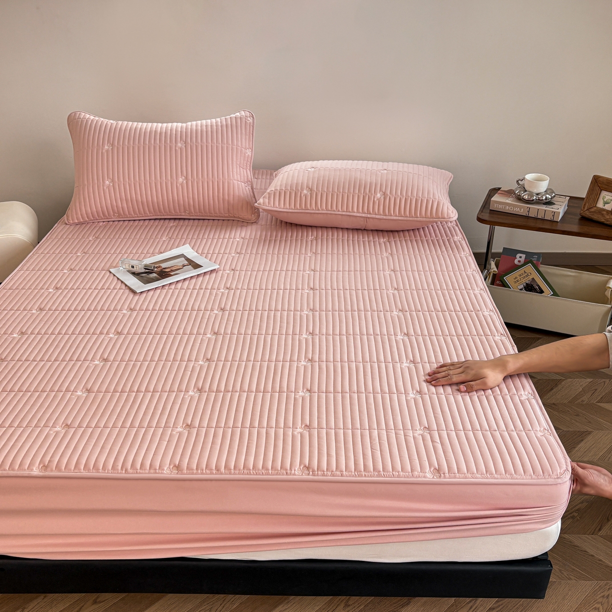 91家纺网 家纺一手货源 找家纺 居眠 2026新款三叶草刺绣夹棉防水床笠 三叶草-粉色