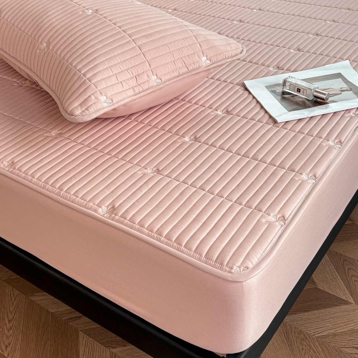 91家纺网 家纺一手货源 找家纺 居眠 2026新款三叶草刺绣夹棉防水床笠 三叶草-粉色