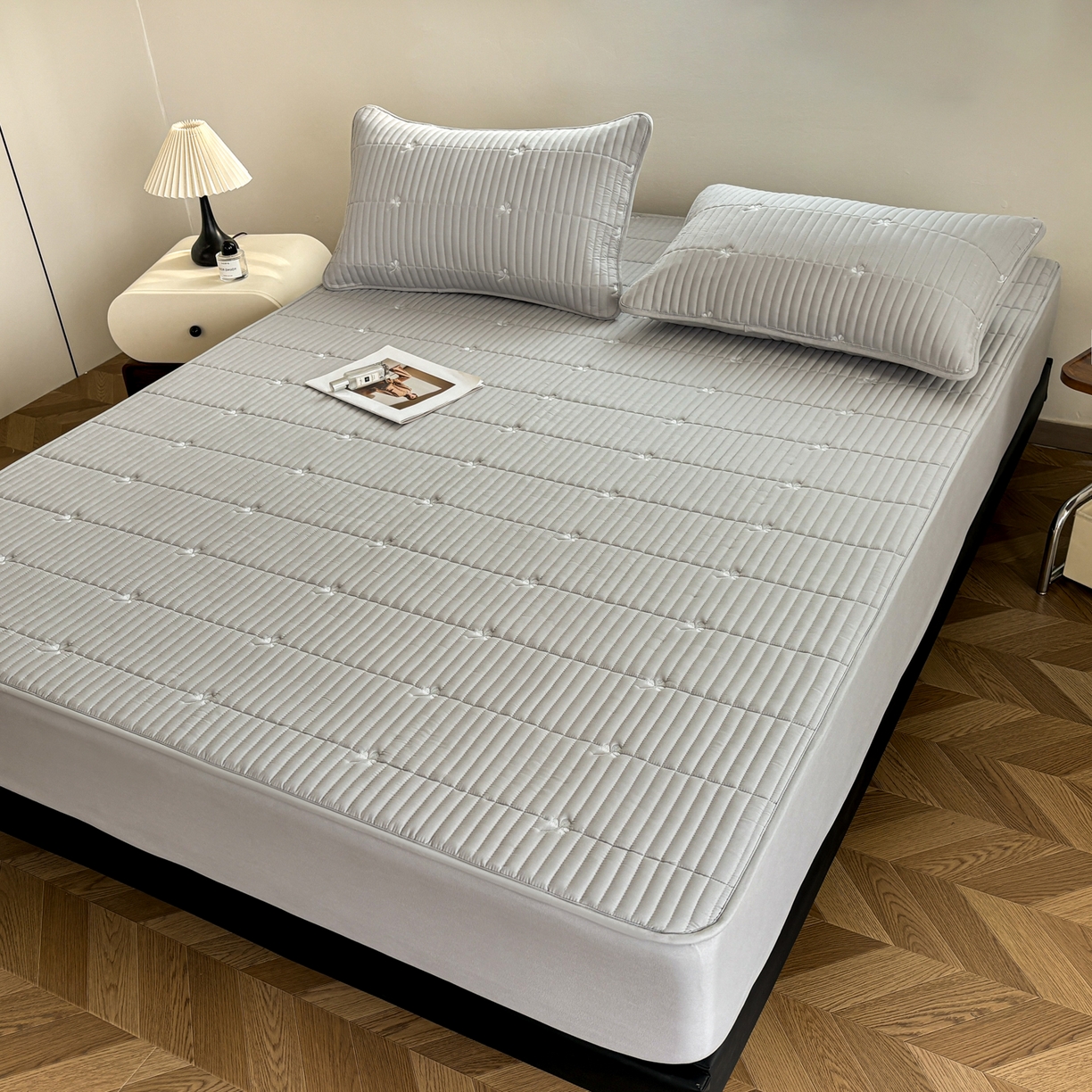 91家纺网 家纺一手货源 找家纺 居眠 2026新款三叶草刺绣夹棉防水床笠 三叶草-灰色