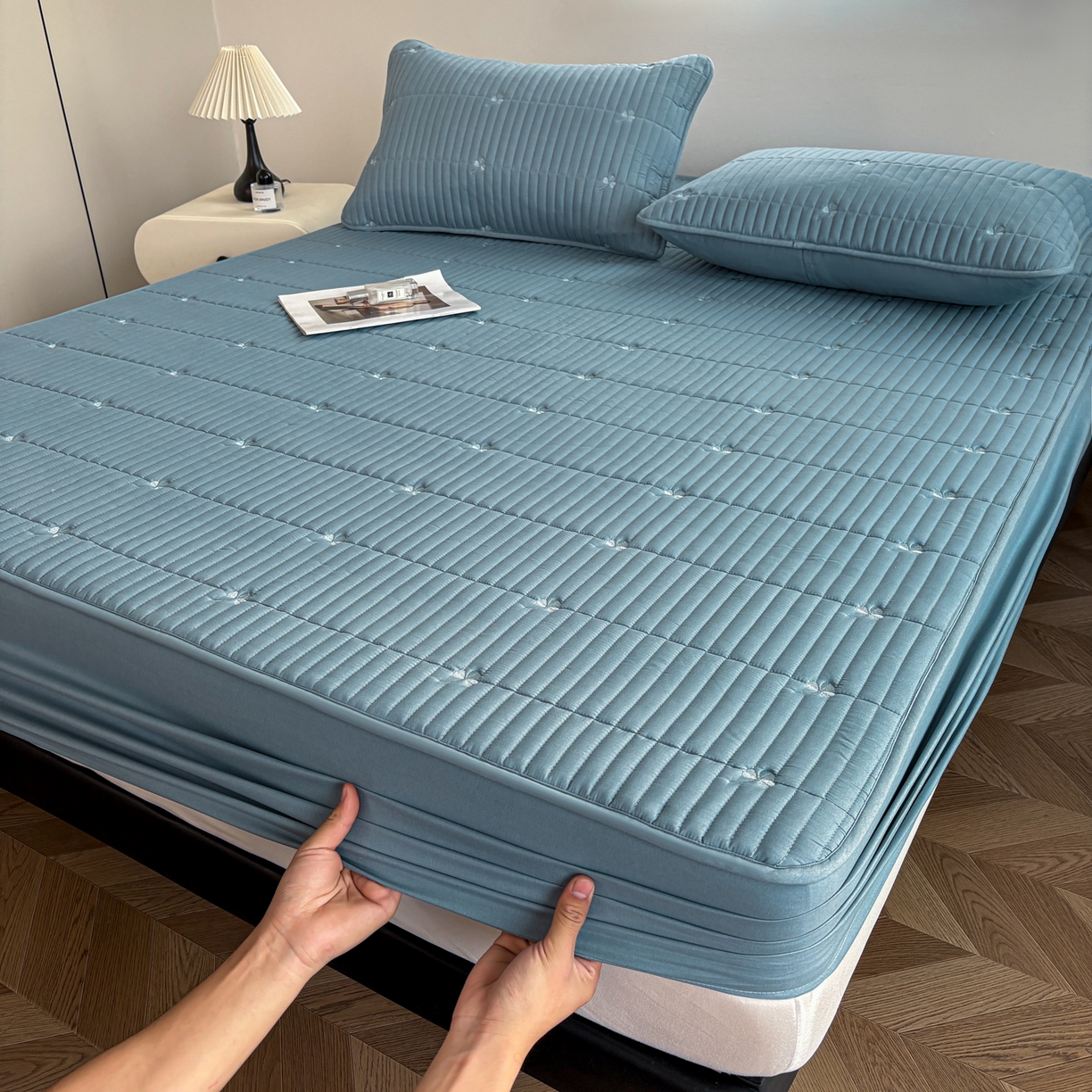 91家纺网 家纺一手货源 找家纺 居眠 2026新款三叶草刺绣夹棉防水床笠 三叶草-蓝色