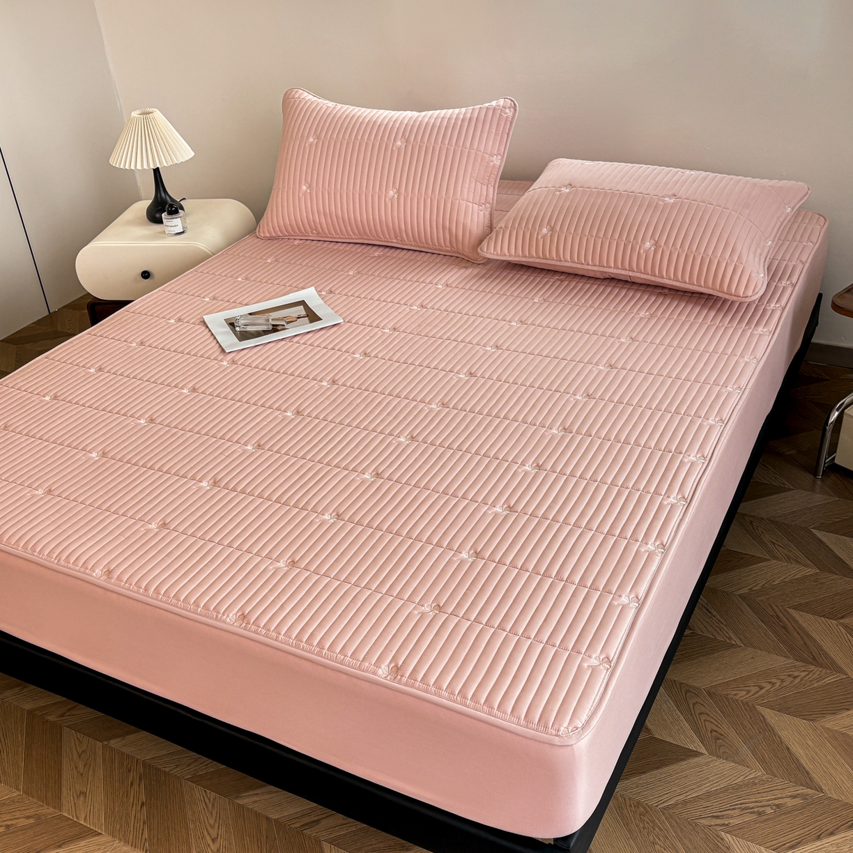 91家纺网 家纺一手货源 找家纺 居眠 2026新款三叶草刺绣夹棉防水床笠 三叶草-粉色