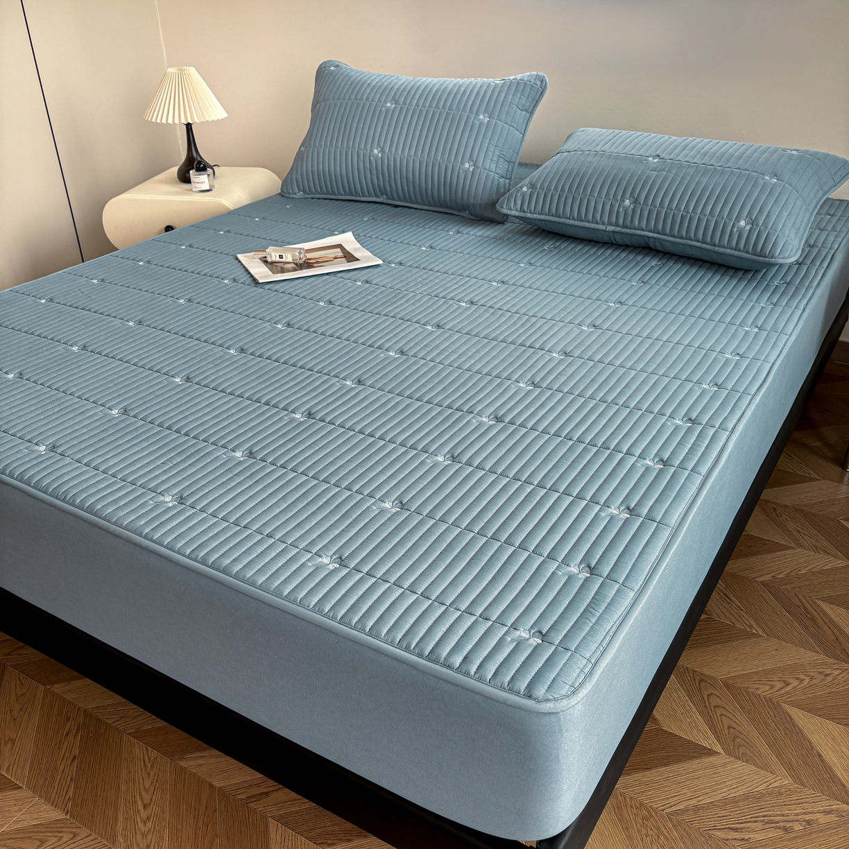 91家纺网 家纺一手货源 找家纺 居眠 2026新款三叶草刺绣夹棉防水床笠 三叶草-蓝色