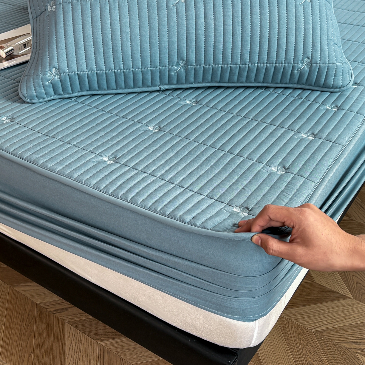 91家纺网 家纺一手货源 找家纺 居眠 2026新款三叶草刺绣夹棉防水床笠 三叶草-蓝色