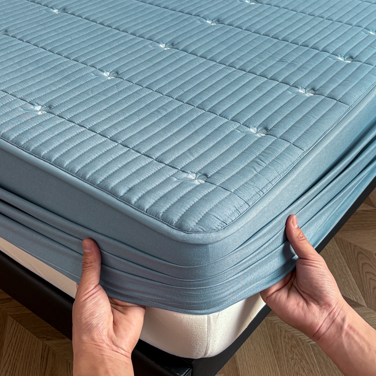 91家纺网 家纺一手货源 找家纺 居眠 2026新款三叶草刺绣夹棉防水床笠 三叶草-蓝色