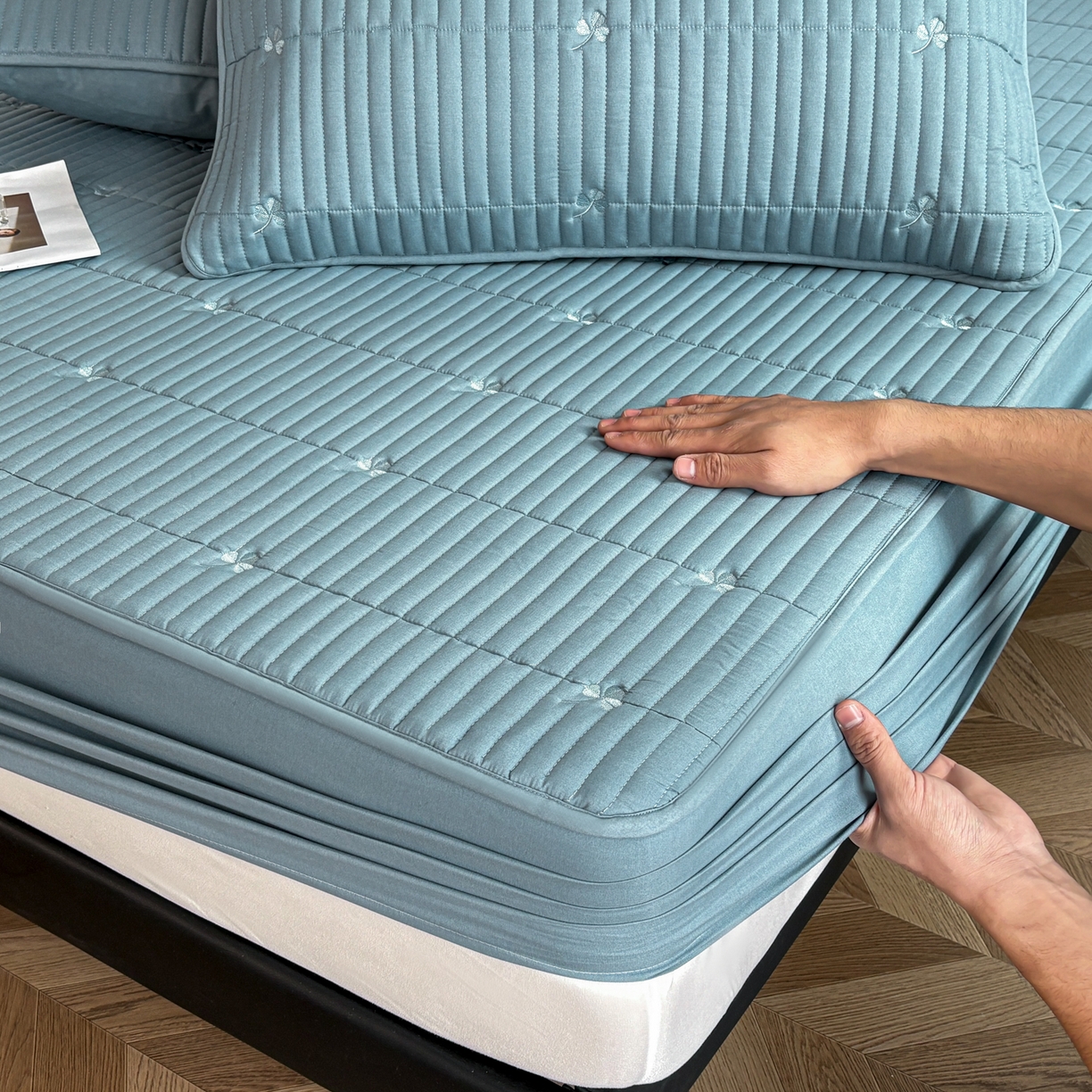 91家纺网 家纺一手货源 找家纺 居眠 2026新款三叶草刺绣夹棉防水床笠 三叶草-蓝色