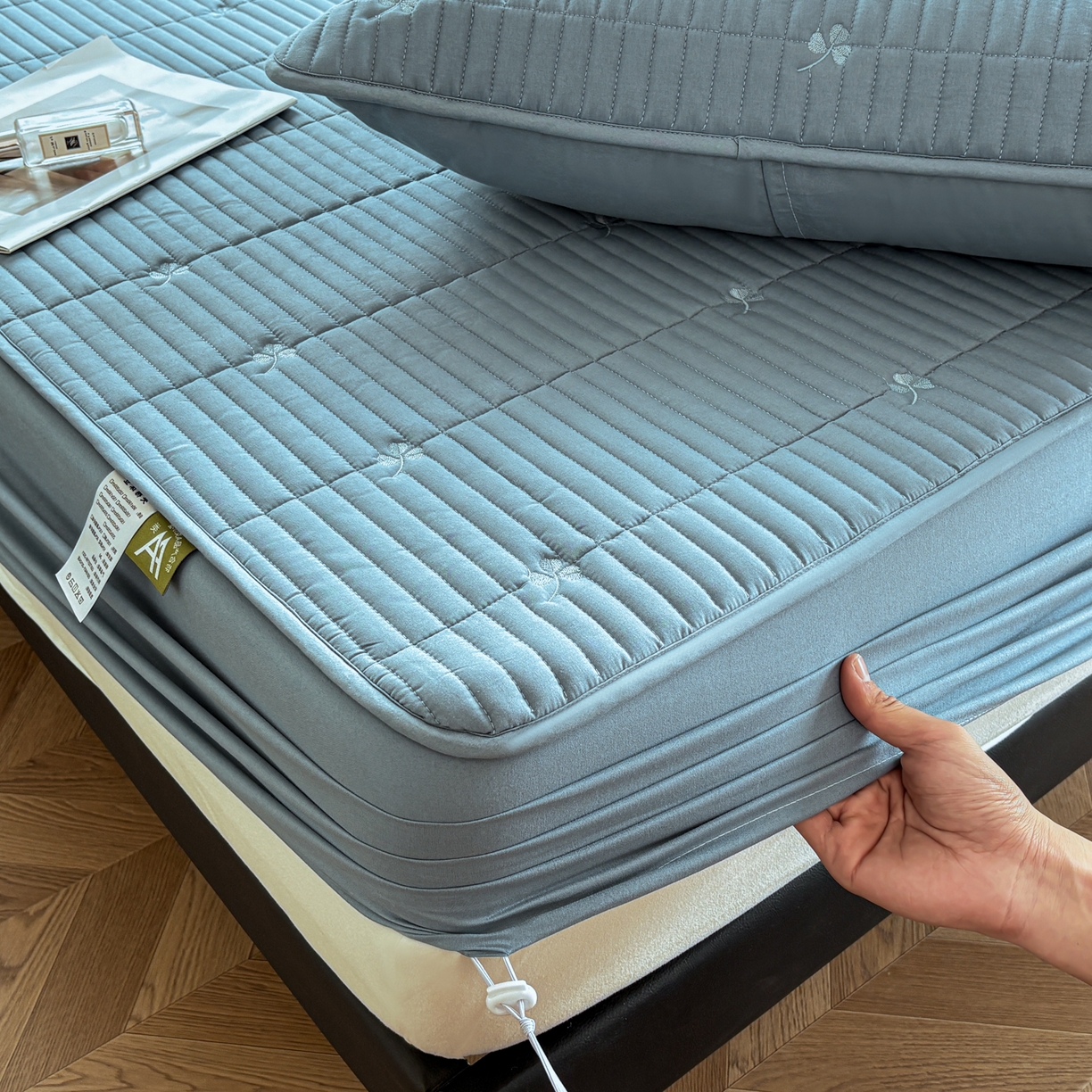 91家纺网 家纺一手货源 找家纺 居眠 2026新款三叶草刺绣夹棉防水床笠 三叶草-蓝色