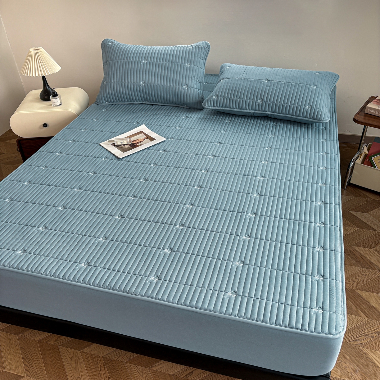 91家纺网 家纺一手货源 找家纺 居眠 2026新款三叶草刺绣夹棉防水床笠 三叶草-蓝色