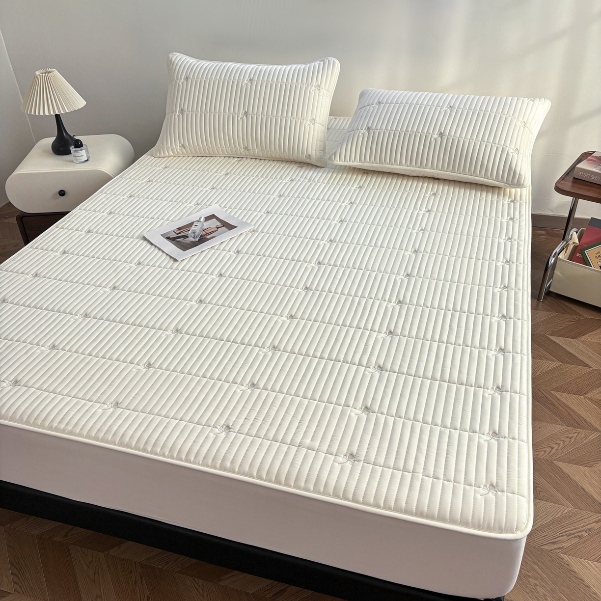 91家纺网 家纺一手货源 找家纺 （总）居眠 2026新款三叶草刺绣夹棉防水床笠