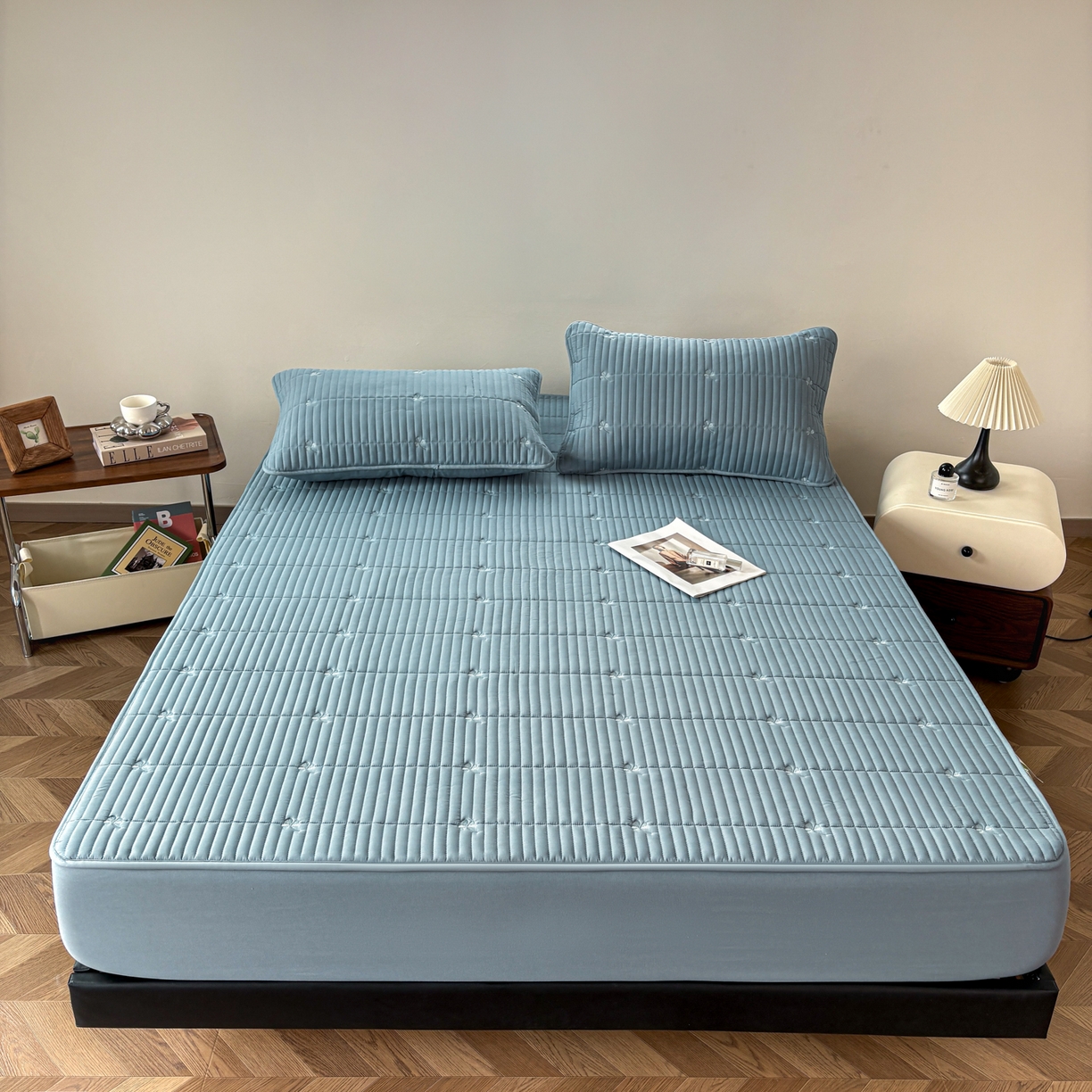 91家纺网 家纺一手货源 找家纺 居眠 2026新款三叶草刺绣夹棉防水床笠 三叶草-蓝色