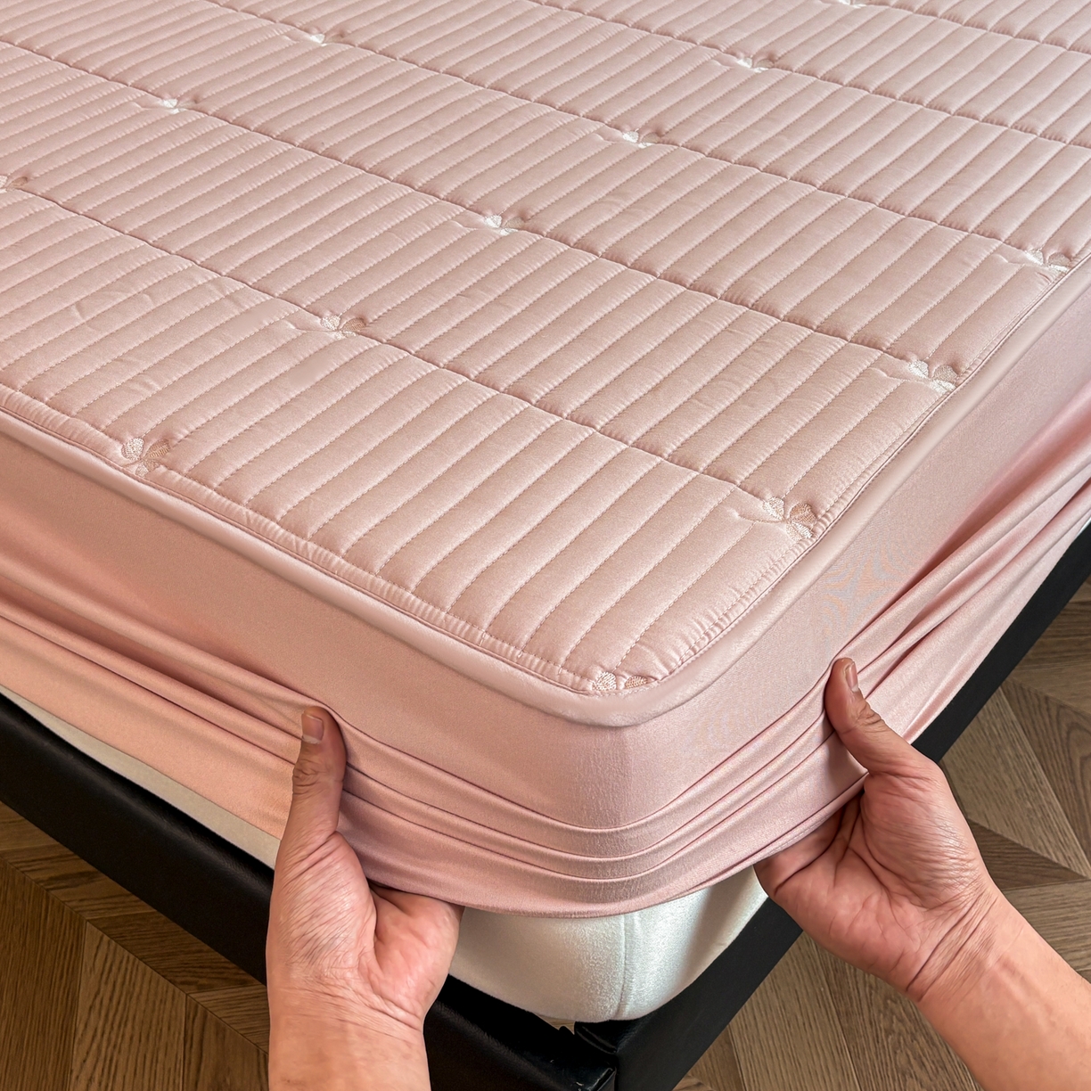 91家纺网 家纺一手货源 找家纺 居眠 2026新款三叶草刺绣夹棉防水床笠 三叶草-粉色