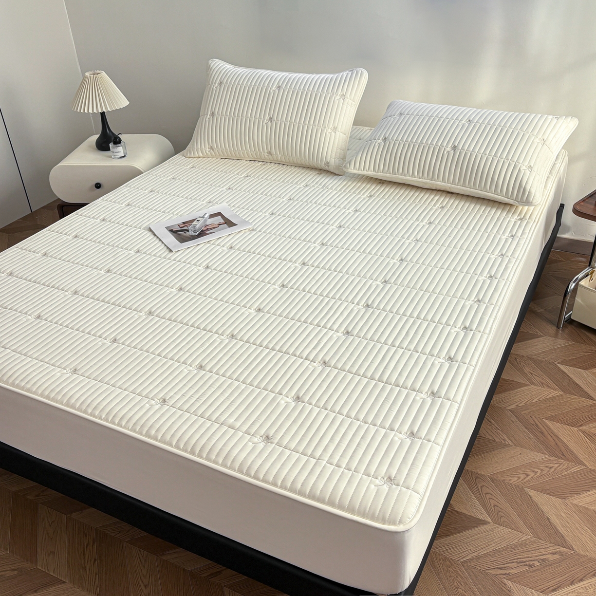 91家纺网 家纺一手货源 找家纺 居眠 2026新款三叶草刺绣夹棉防水床笠 三叶草-白色