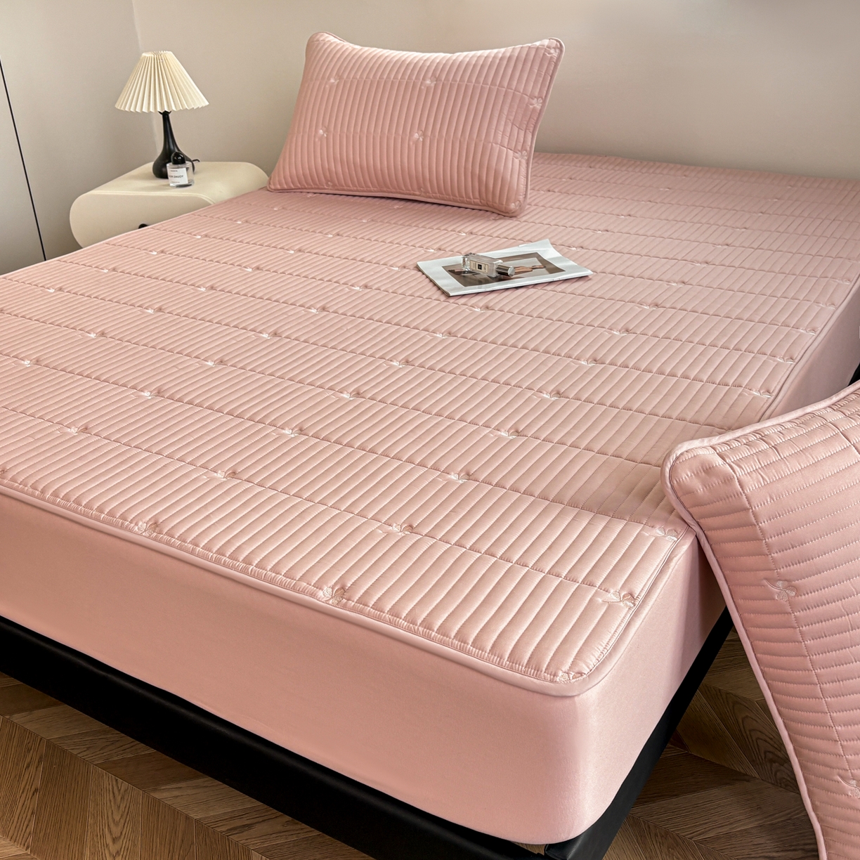 91家纺网 家纺一手货源 找家纺 居眠 2026新款三叶草刺绣夹棉防水床笠 三叶草-粉色