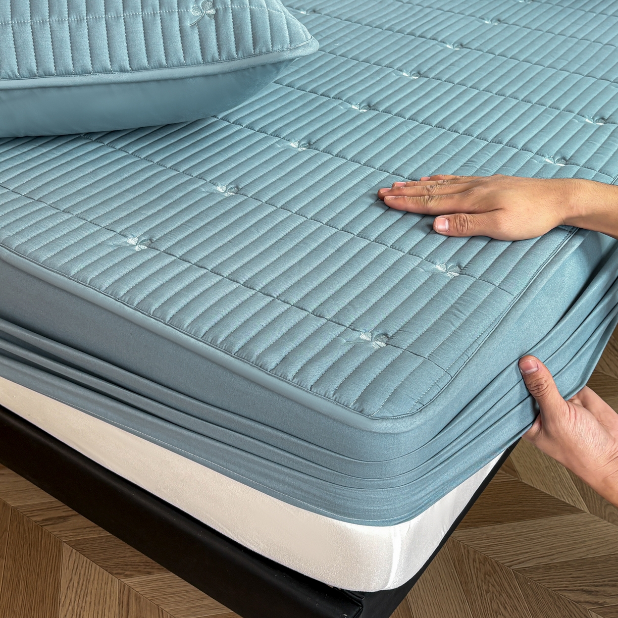 91家纺网 家纺一手货源 找家纺 居眠 2026新款三叶草刺绣夹棉防水床笠 三叶草-蓝色