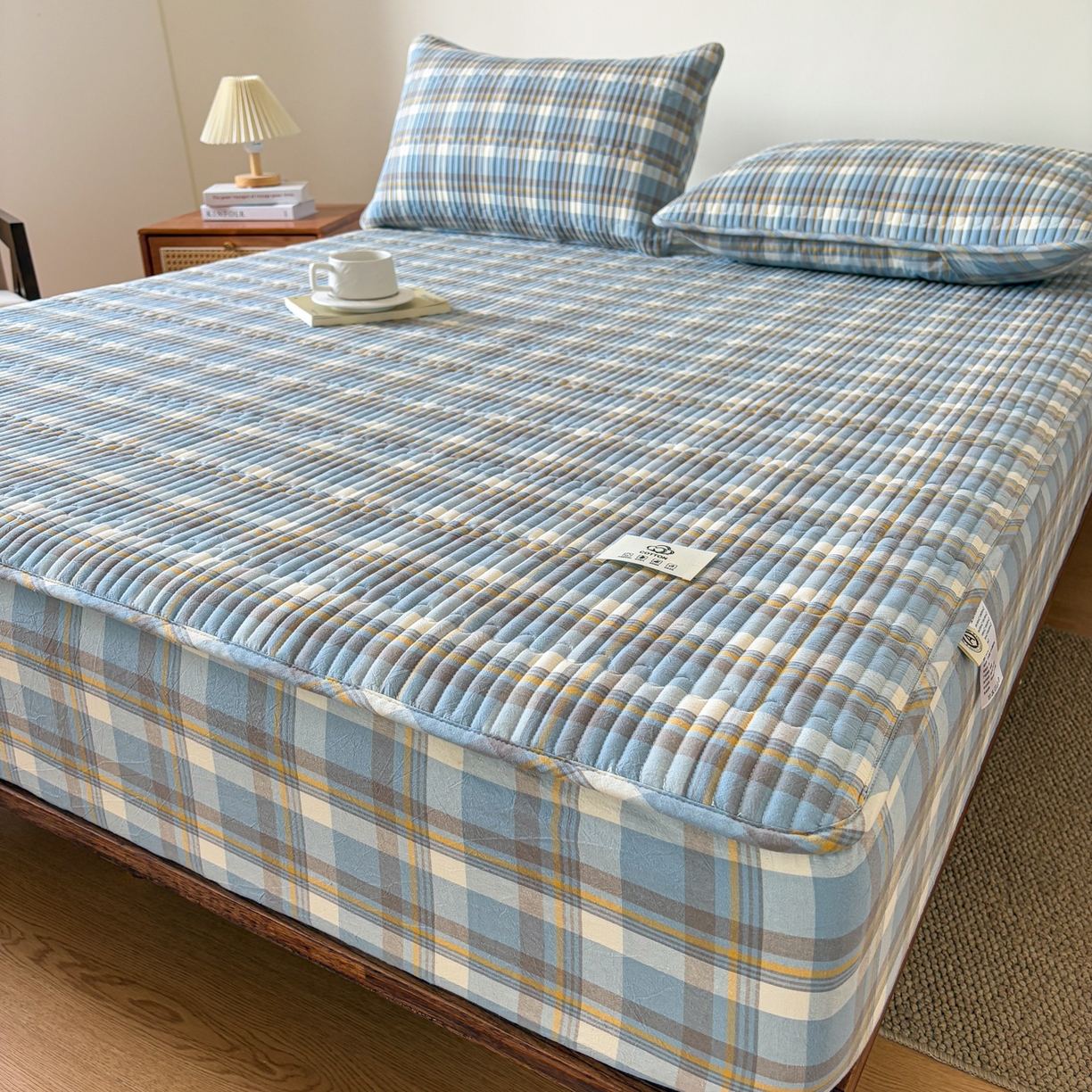 91家纺网 家纺一手货源 找家纺 居眠 2026新款全棉色织水洗棉格子夹棉棉花床笠 夹棉款-简兮兰