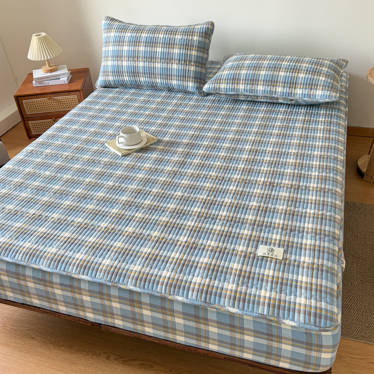 91家纺网 家纺一手货源 找家纺 居眠 2026新款全棉色织水洗棉格子夹棉棉花床笠 夹棉款-简兮兰