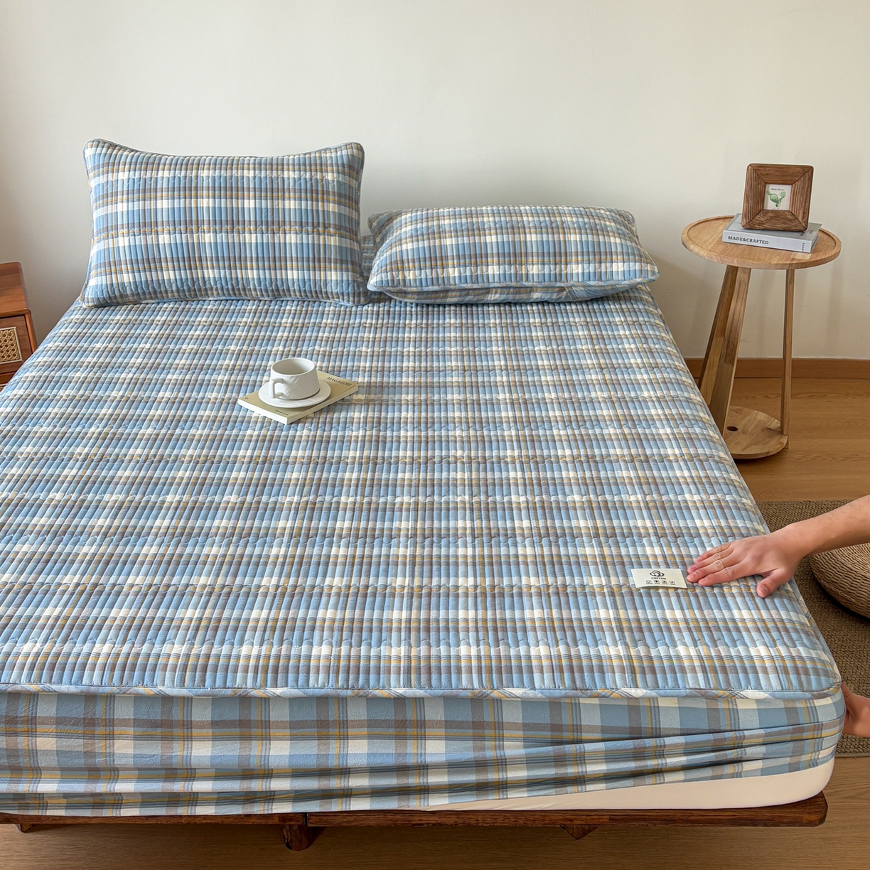 91家纺网 家纺一手货源 找家纺 居眠 2026新款全棉色织水洗棉格子夹棉棉花床笠 夹棉款-简兮兰