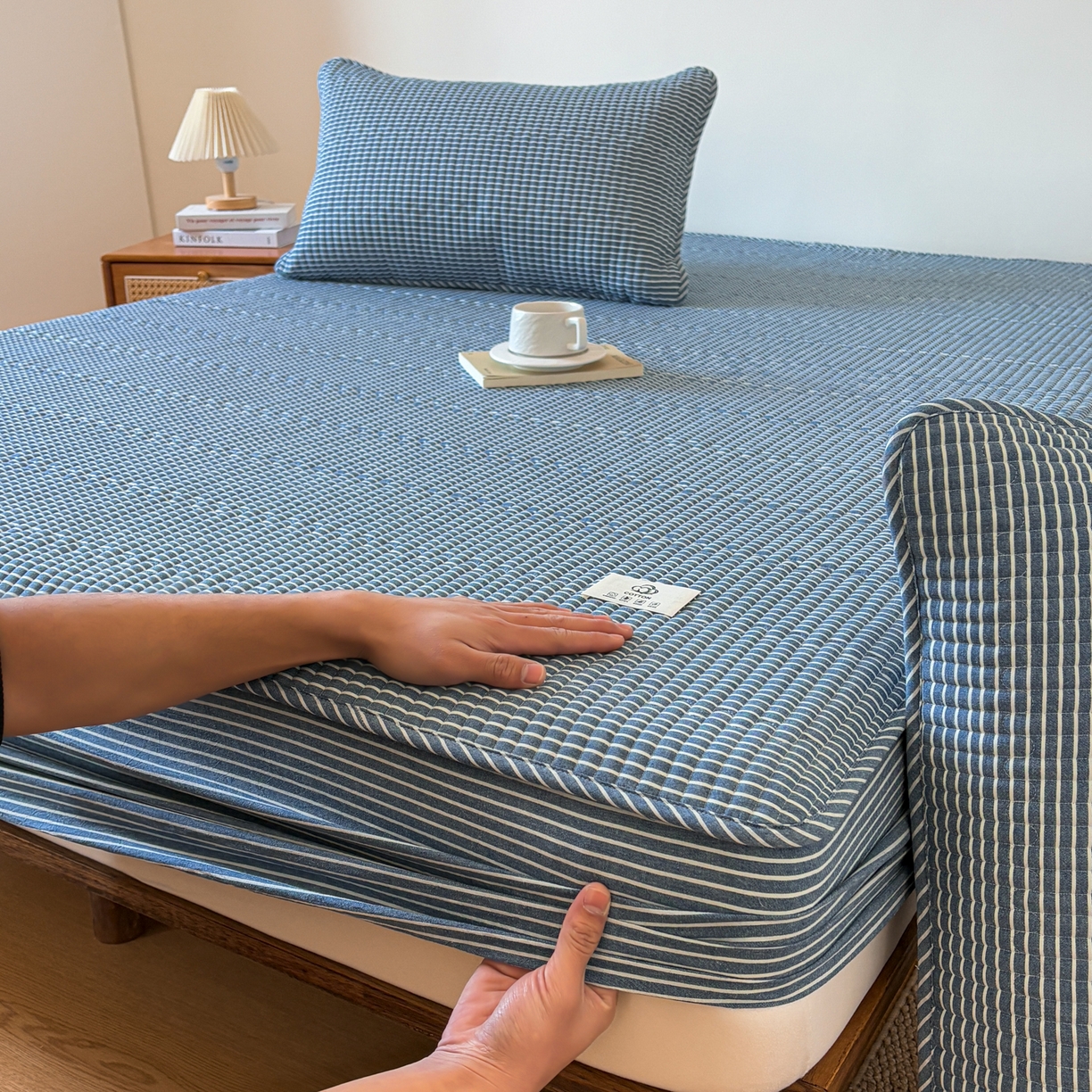 91家纺网 家纺一手货源 找家纺 居眠 2026新款全棉色织水洗棉格子夹棉棉花床笠 夹棉款-蓝细条