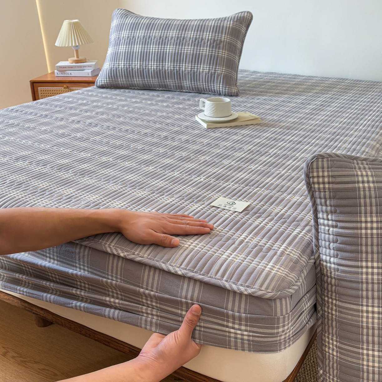 91家纺网 家纺一手货源 找家纺 居眠 2026新款全棉色织水洗棉格子夹棉棉花床笠 夹棉款-马丁灰