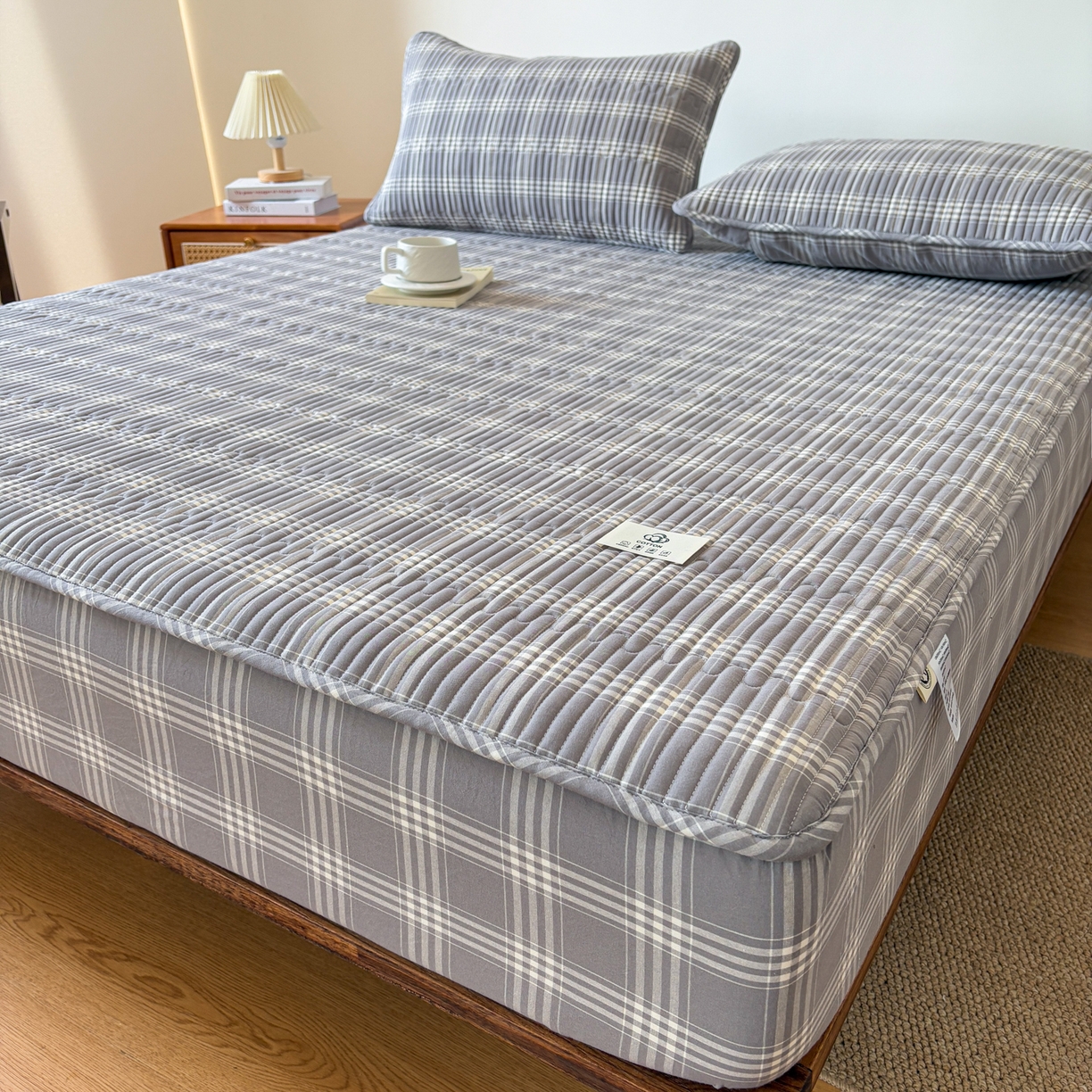 91家纺网 家纺一手货源 找家纺 居眠 2026新款全棉色织水洗棉格子夹棉棉花床笠 夹棉款-马丁灰