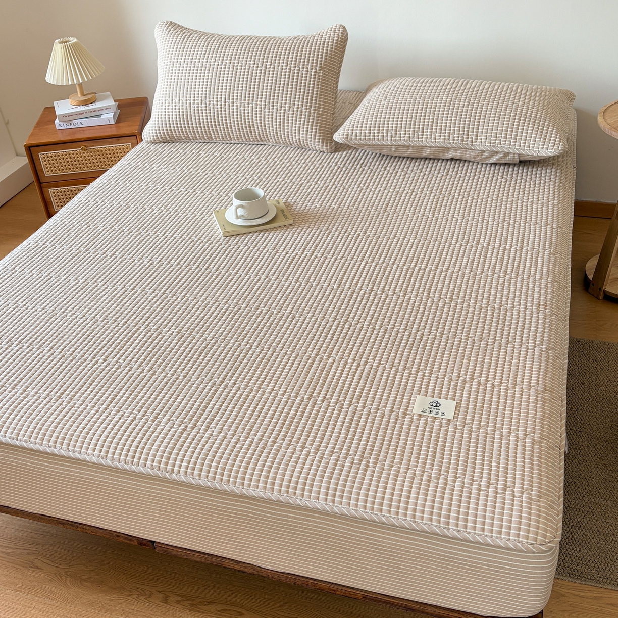 91家纺网 家纺一手货源 找家纺 居眠 2026新款全棉色织水洗棉格子夹棉棉花床笠 夹棉款-米细条