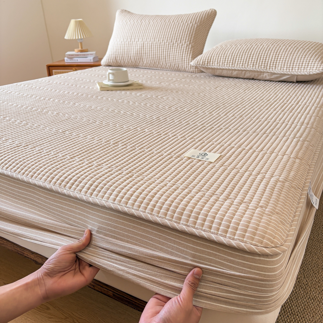 91家纺网 家纺一手货源 找家纺 居眠 2026新款全棉色织水洗棉格子夹棉棉花床笠 夹棉款-米细条