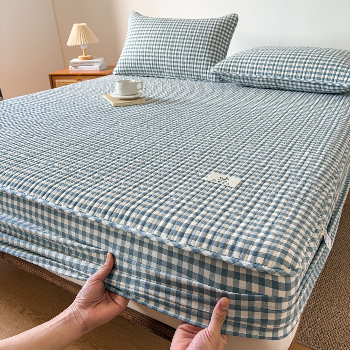 91家纺网 家纺一手货源 找家纺 居眠 2026新款全棉色织水洗棉格子夹棉棉花床笠 夹棉款-水兰小格