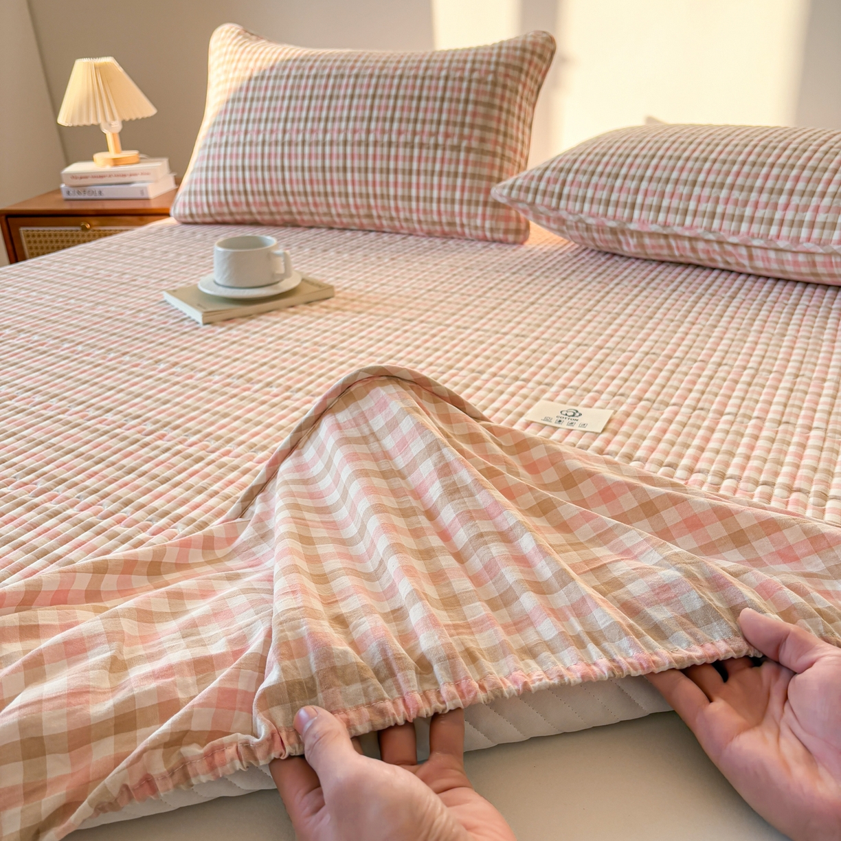 91家纺网 家纺一手货源 找家纺 居眠 2026新款全棉色织水洗棉格子夹棉棉花床笠 夹棉款-印月粉