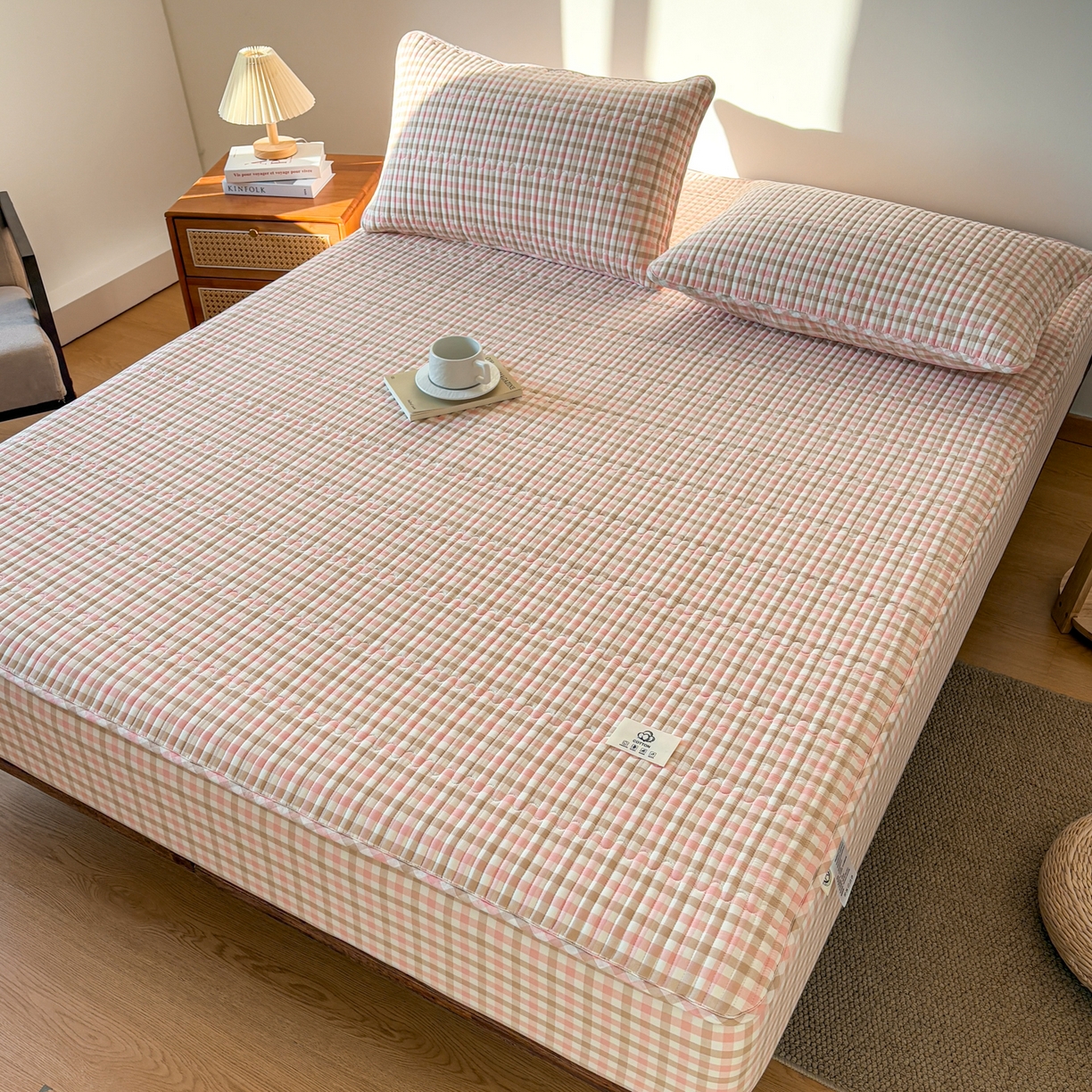 91家纺网 家纺一手货源 找家纺 居眠 2026新款全棉色织水洗棉格子夹棉棉花床笠 夹棉款-印月粉
