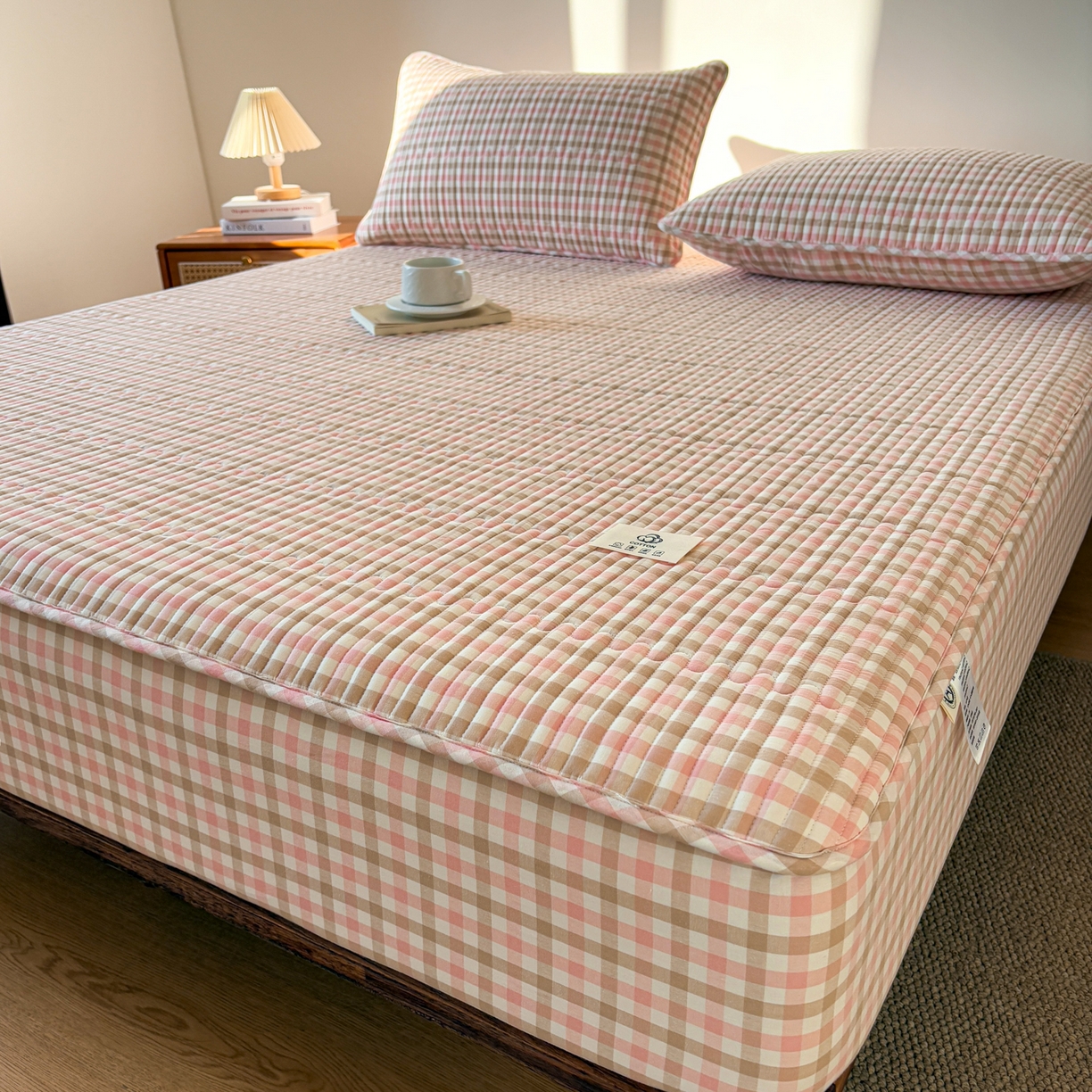 91家纺网 家纺一手货源 找家纺 居眠 2026新款全棉色织水洗棉格子夹棉棉花床笠 夹棉款-印月粉
