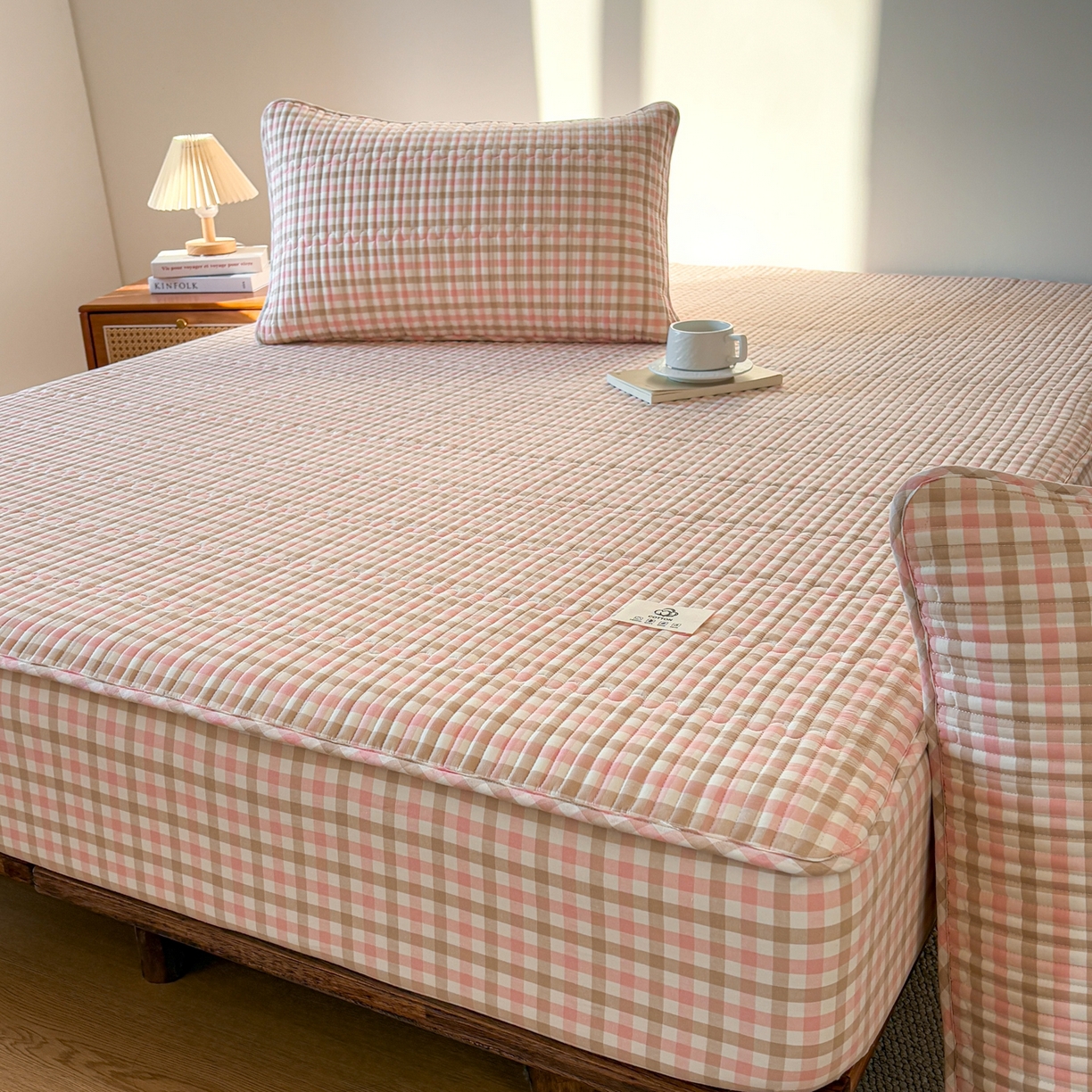 91家纺网 家纺一手货源 找家纺 居眠 2026新款全棉色织水洗棉格子夹棉棉花床笠 夹棉款-印月粉